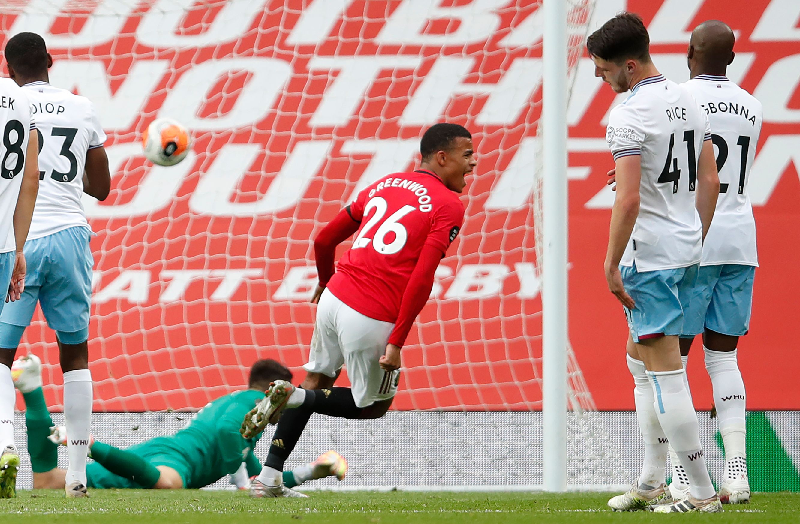 Ekspresi pemain Manchester United, Mason Greenwood (tengah) usai mencetak gol ke gawang West Ham, Kamis (23/7). 
