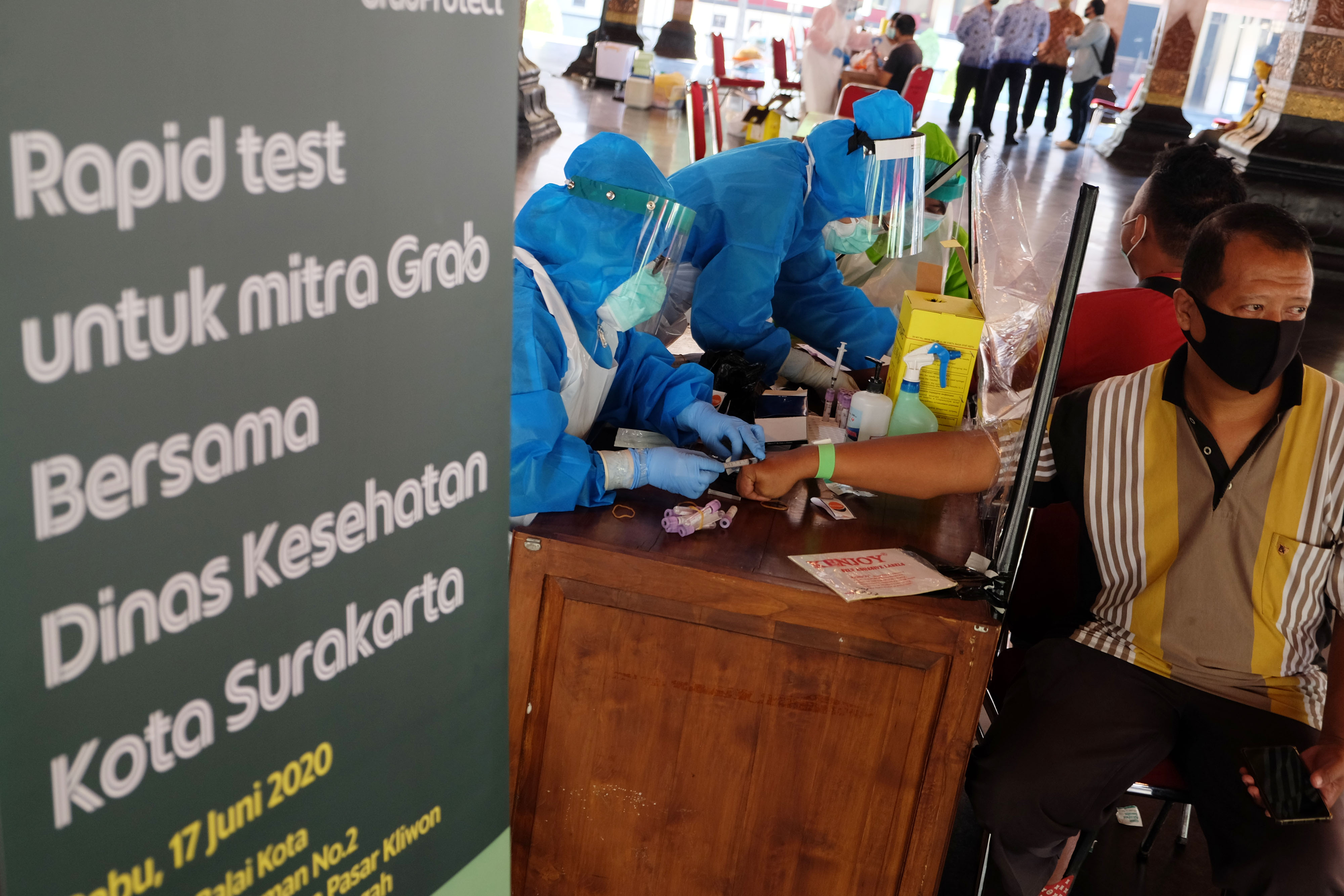 Tim medis dari Dinas Kesehatan Kota Solo melakukan rapid test kepada pengemudi jasa transportasi di Balai Kota Solo, Rabu (17/6/2020)