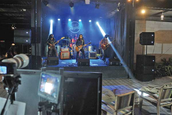 Kelompok musik Navicula beraksi dalam penampilan bertajuk Navicula Corona Concert di Denpasar, Bali,