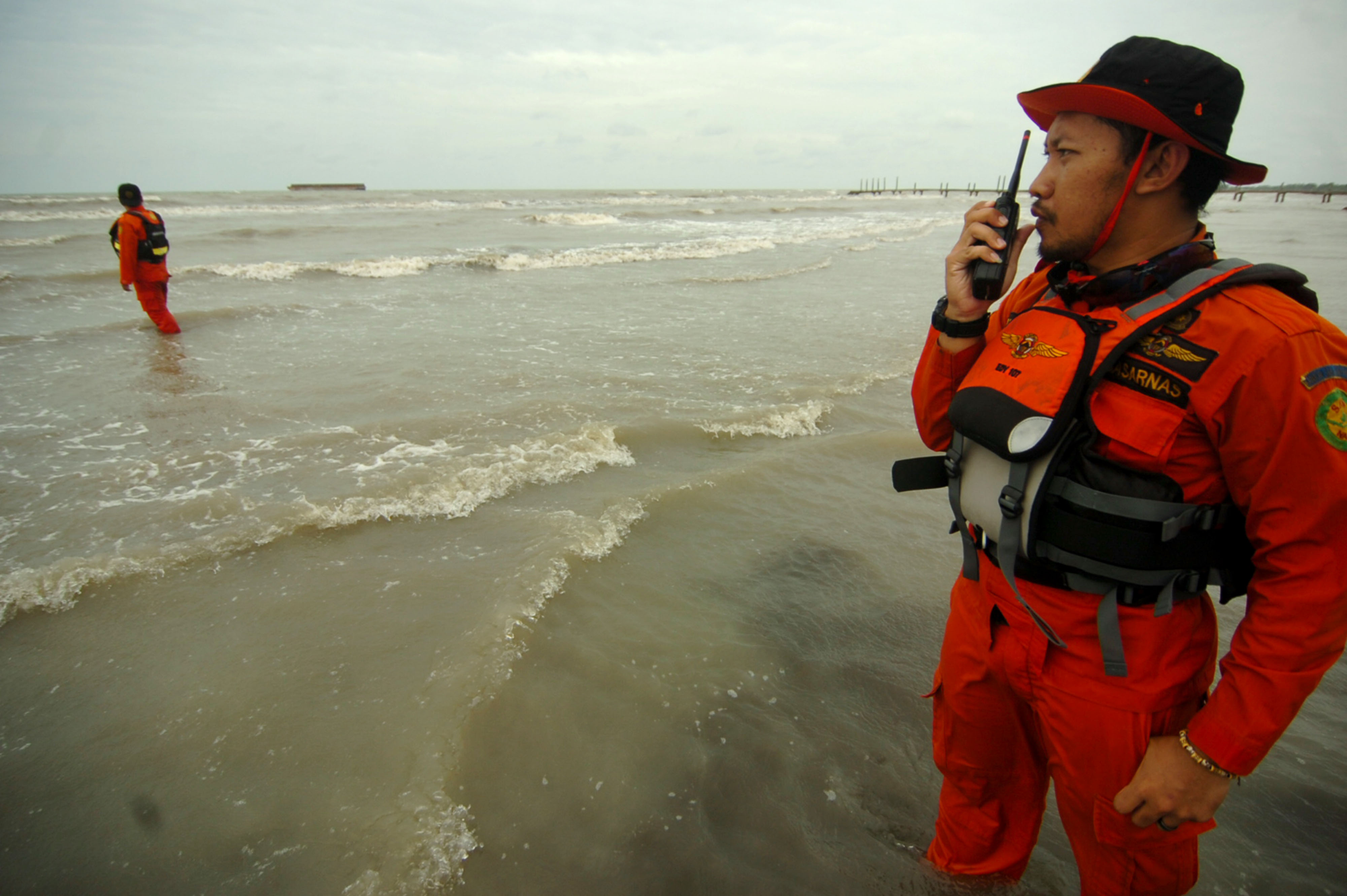 Ilustrasi --  Personel Basarnas berada di pinggir pantai saat melakukan pencarian nelayan tenggelam 