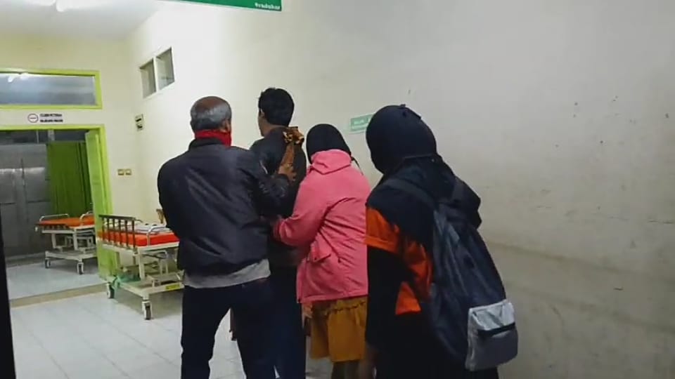 Sau keluarga membawa balita usia 1 tahun meninggal dunia karena DBD keluar dari RSUD  dr Soekardjo, Kota Tasikmalaya, Rabu (22/7/2020)