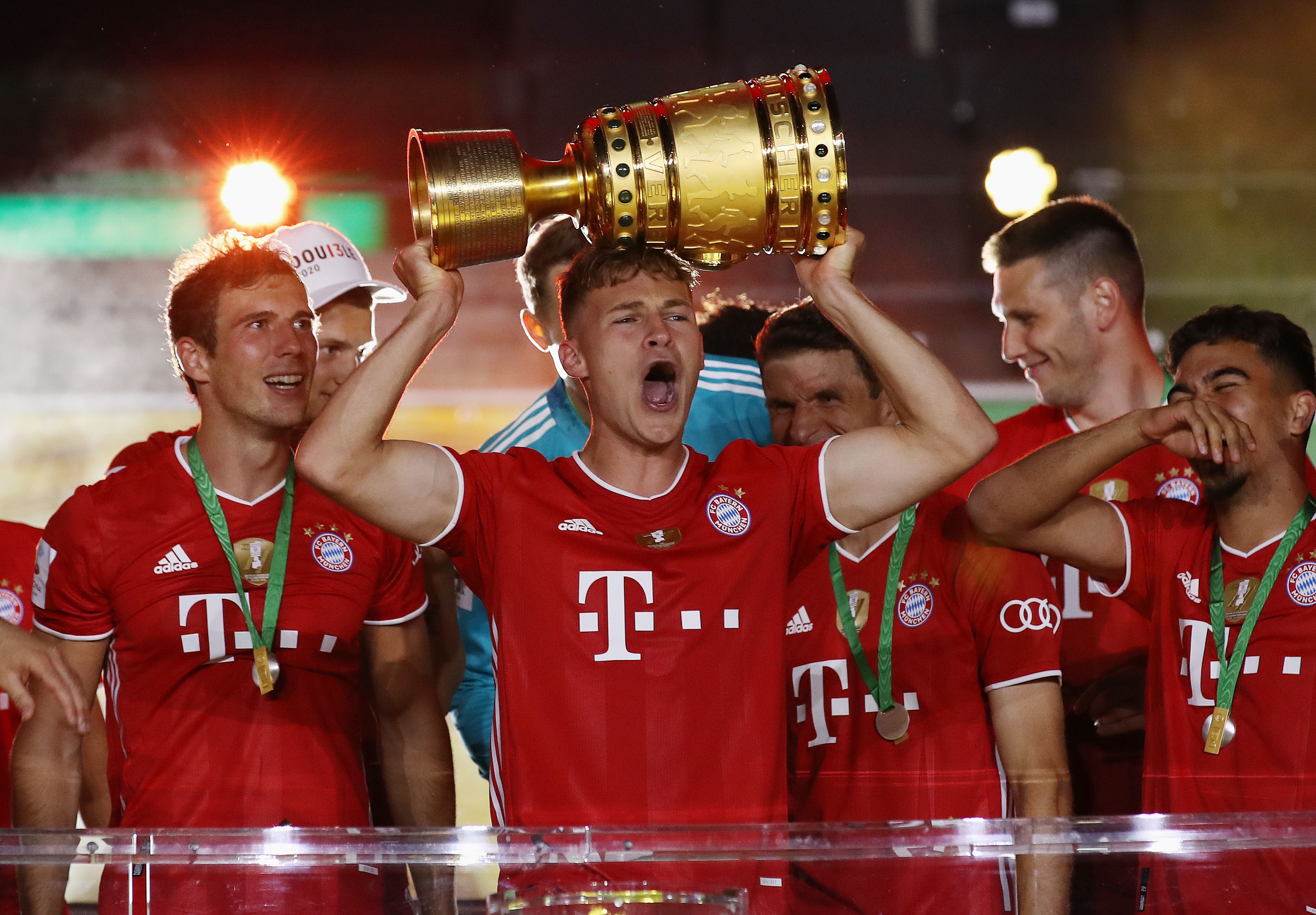 Bayern Muencehn merayakan gelar juara di ajang DFB Pokal
