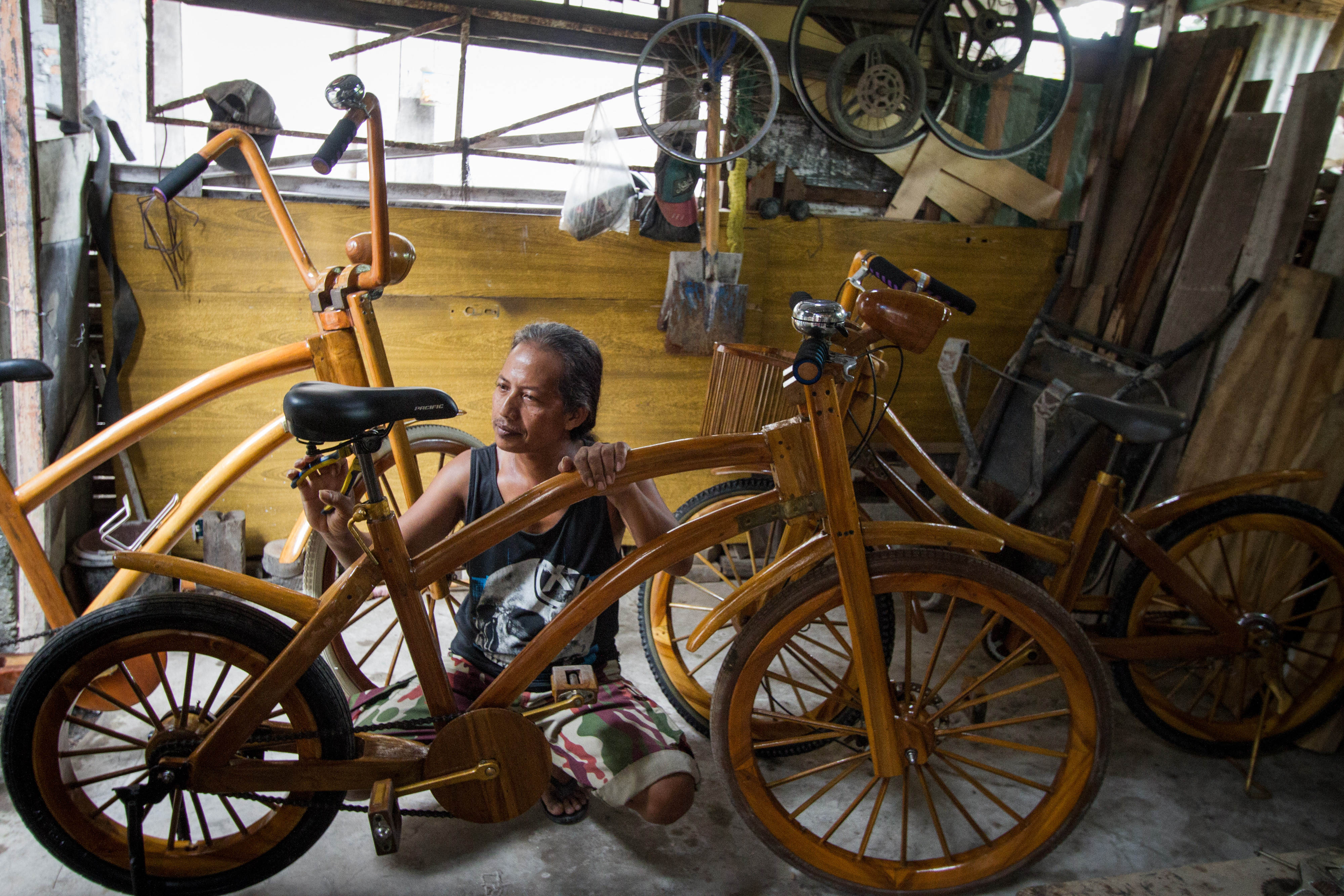 Perajin menyelesaikan pembuatan sepeda kayu di Pucangan, Sukoharjo, Jawa Tengah, Selasa (7/7). Pemerintah menjamin kredit kerja UMKM. 