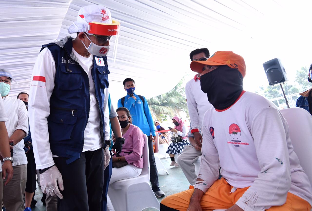 Sandiaga Uno saat mengegalr rapid test di Waduk Pluit