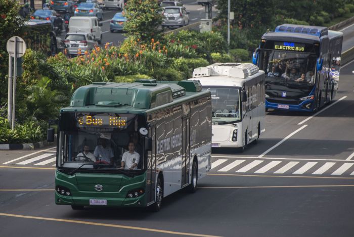 Tiga bus listrik melintas saat diuji coba di Jalan MH Thamrin, Jakarta, Senin (29/4).  