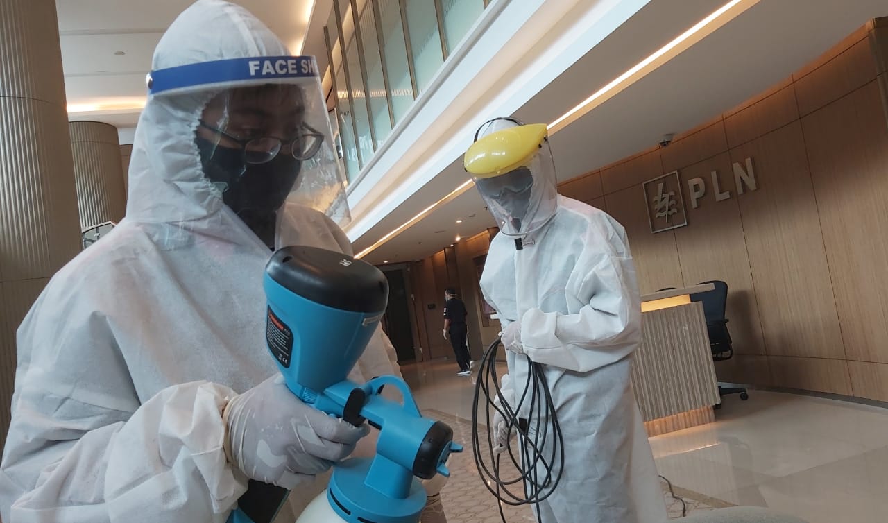 Penyemprotan disinfektan di kantor pusat PLN. 