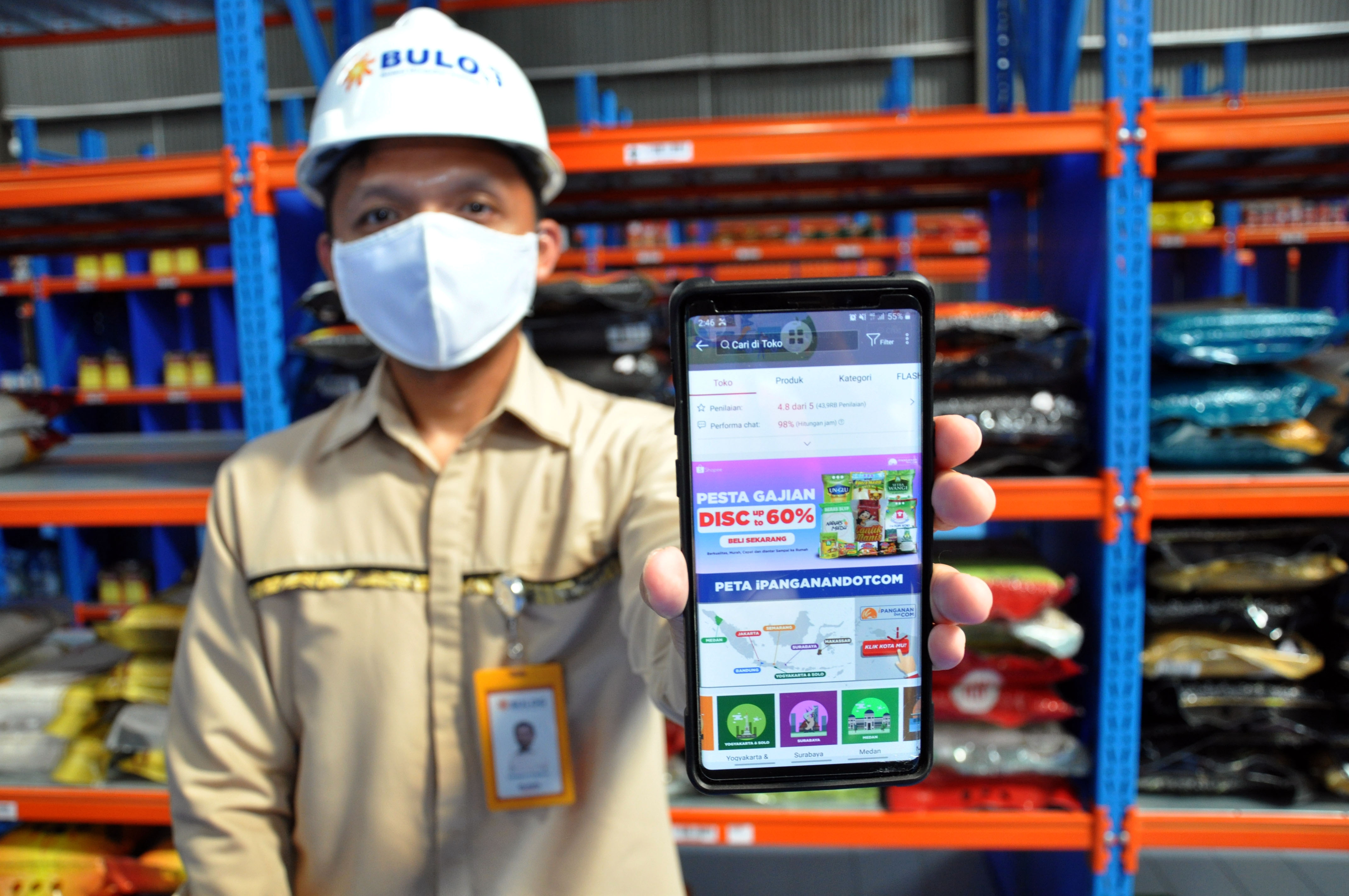 Karyawan Bulog menunjukkan situs belanja daring ipanganandotcom di gudang Bulog Medan, Sumatera Utara, Senin (27/4). 
