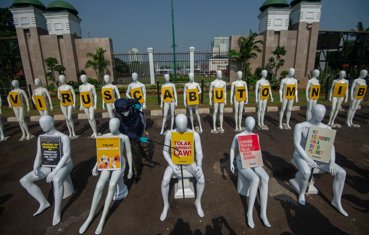 Aktivis Greenpeace menolak pembahasan RUU Cipta Kerja di depan Kompleks Parlemen, Senayan, Jakarta, Senin (29/6/2020).