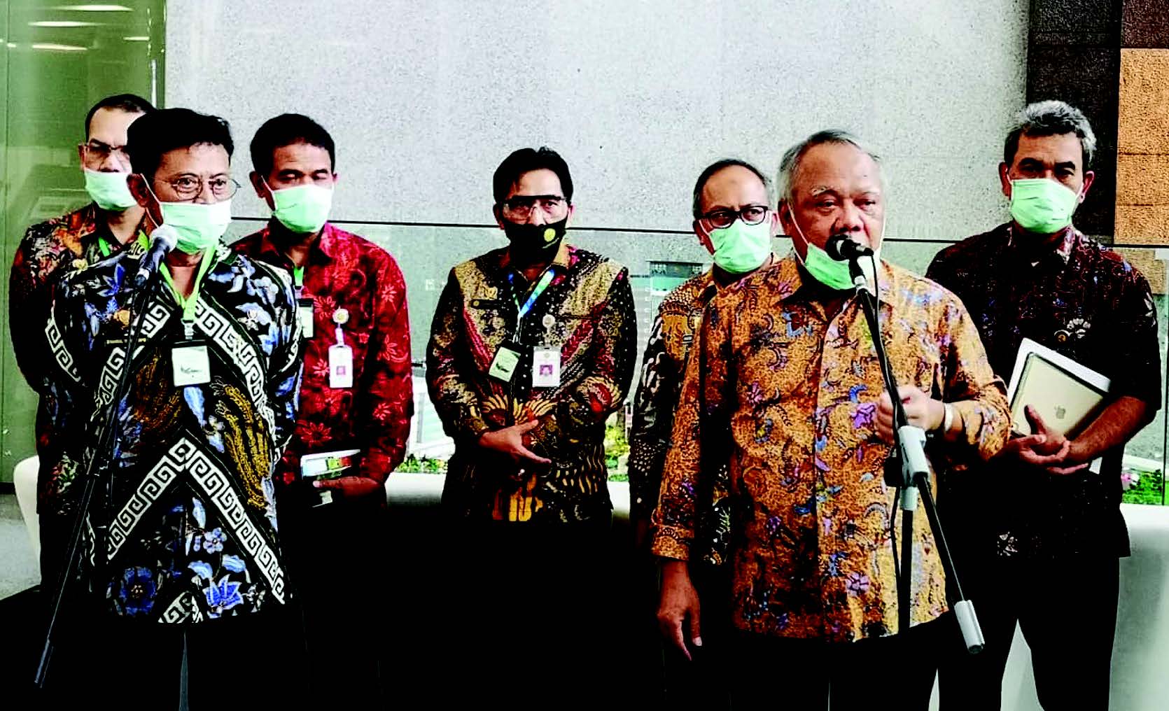 Menteri Pertanian Syahrul Yasin Limpo (kiri) bersama Menteri PU-Pera, Basuki Hadimuljono menyampaikan keterangan di Jakarta, kemarin.