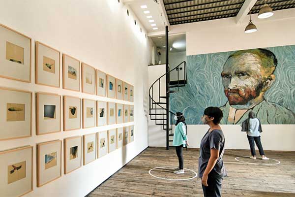  Pengunjung sedang memperhatikan karya seni rupa yang dipamerkan di Galeri Kertas, Depok, Jawa Barat