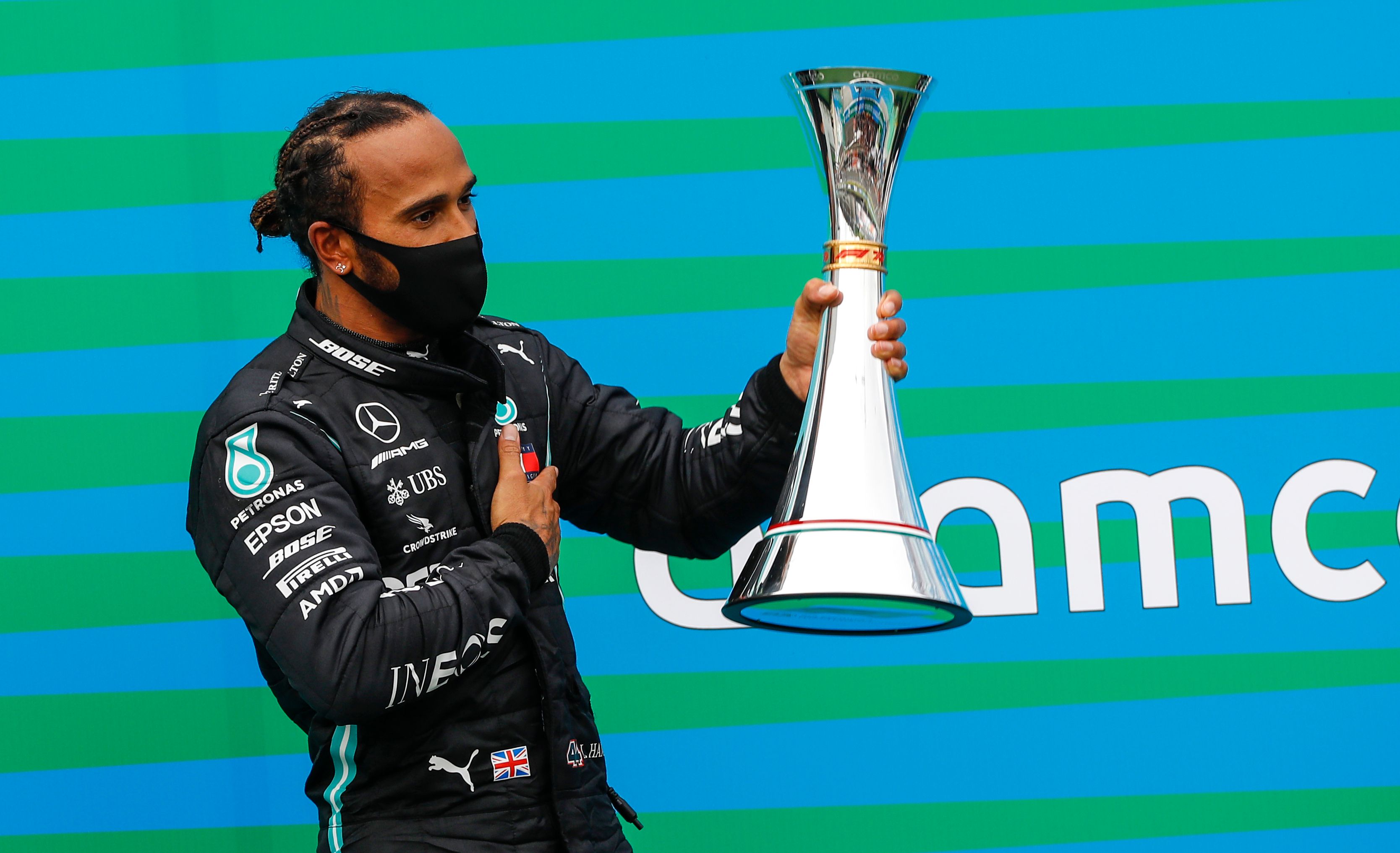 Pembalap Mercedes Lewis Hamilton mengangkat trofi juara GP Hungaria.