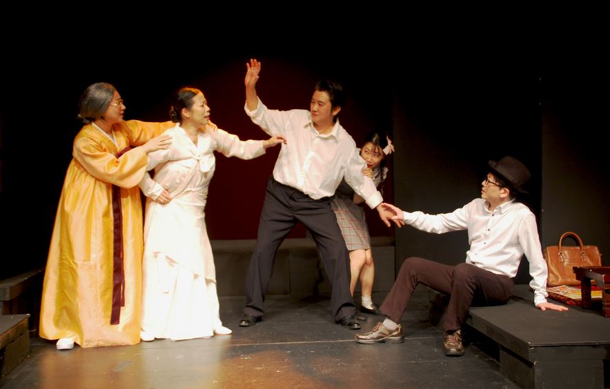 Adegan dalam drama teater video Mama dan Penghuni Kamar Tamu.