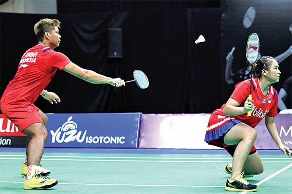 Praveen Jordan hendak mengembalikan bola saat tampil bersama Melati Daeva Oktavianti melawan Andika Ramadiansyah/Marsheilla Gischa Islami