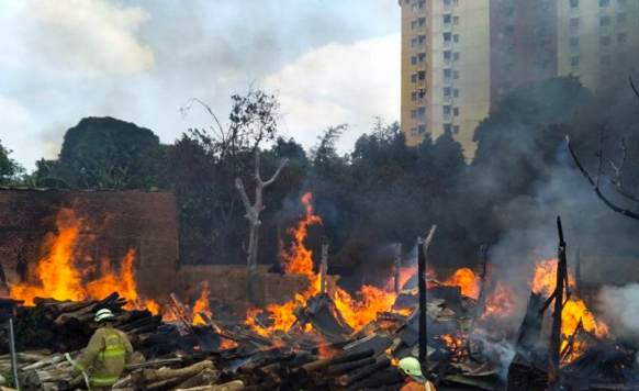 Tumpukan Kayu di Sebelah Apartemen Casablanca Resident Terbakar