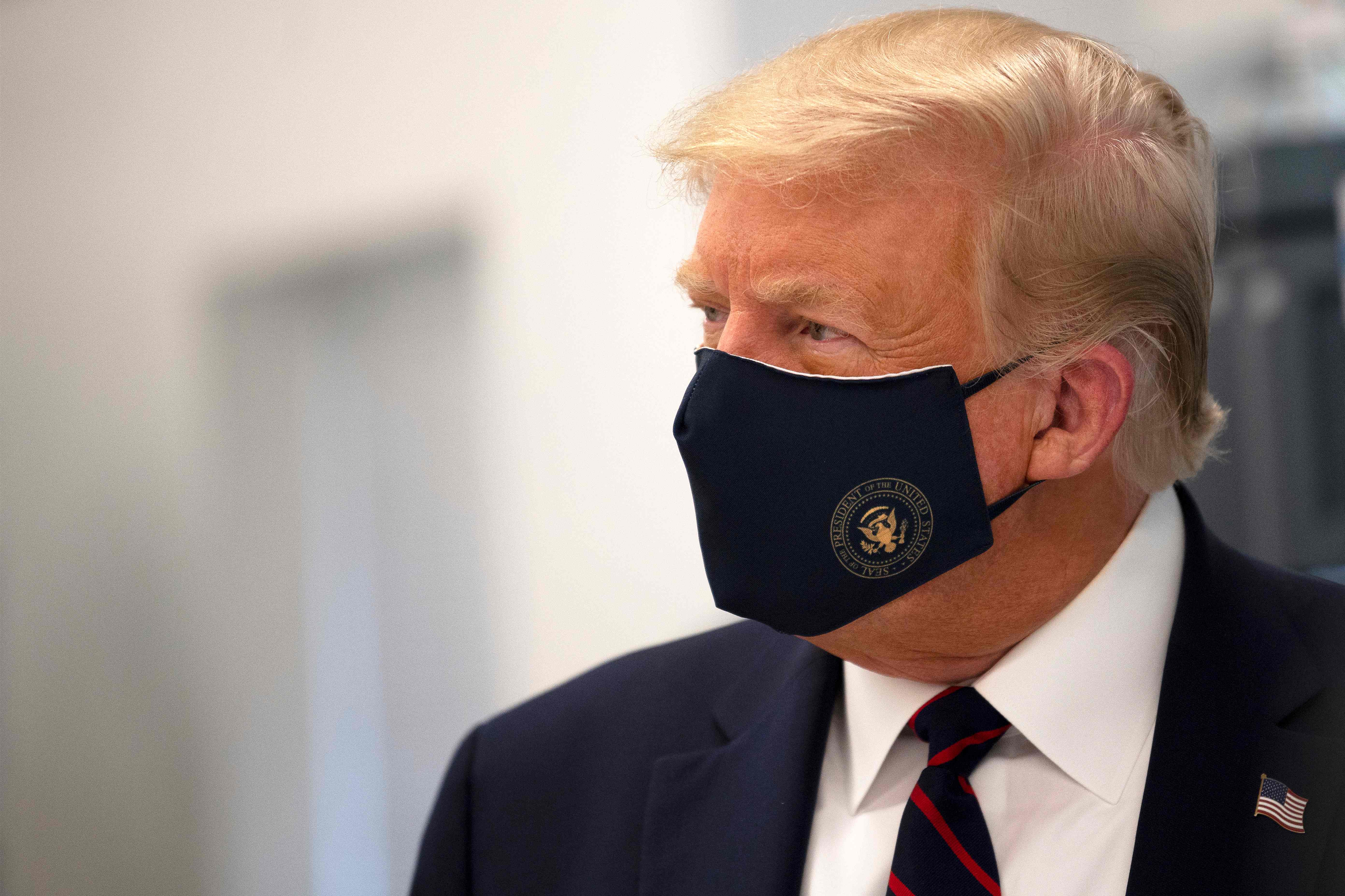 Presiden AS Donald Trump mengenakan masker.