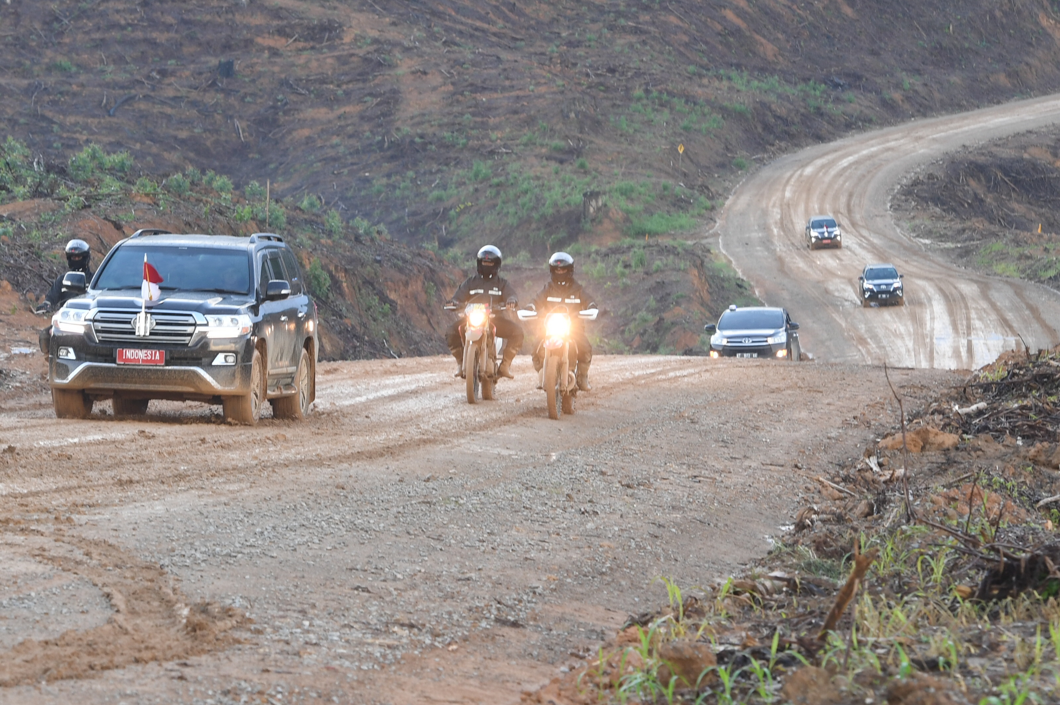 Rombongan Presiden RI saat meninjau Kabuopaten Penajam Paser Utara. Kaltim, yang jadi lokasi ibu kota negara baru, Desember 2019
