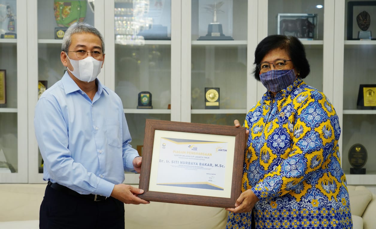 Kepala Kanwil DJP Jakarta Timur, Arfan, menyerahkan penghargaan kepada Menteri LHK, Siti Nurbaya Bakar di Jakarta, Rabu (15/7). 