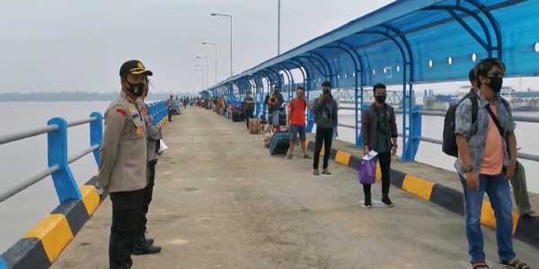 Kapolres Tanjungjabung Barat, Provinsi Jambi AKBP Guntur Saputro memantau arus mudik di Pelabuhan Roro Kualatungkal, Kamis (30/7/2020)