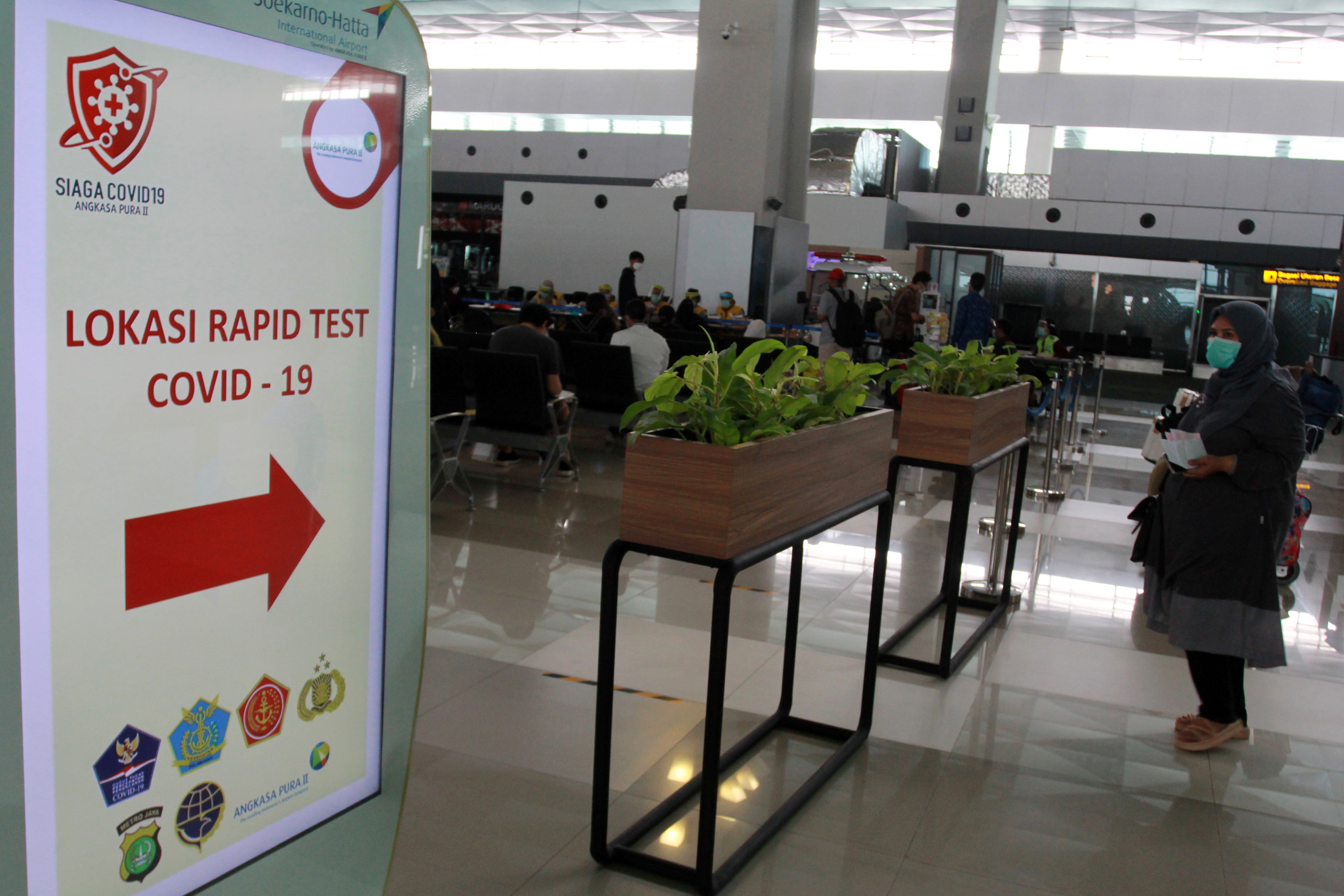 Calon penumpang repatriasi bersiap menjalankan rapid test dimana menjadi prosedur yang harus dipenuhi penumpang pesawat di bandara udara.