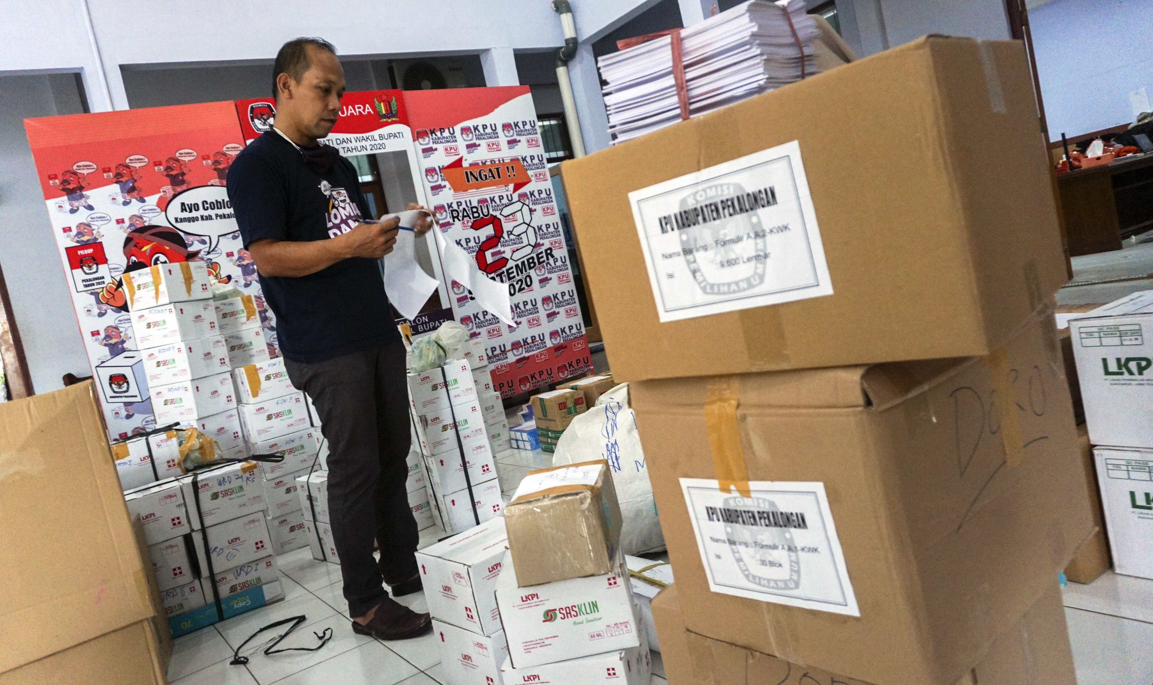 Petugas mengecek perlengkapan APD yang akan didistribusikan kepada PPDP di KPU Kabupaten Pekalongan, Jawa Tengah.