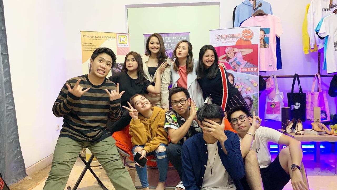 Sejumlah penyanyi dan pemusik Indonesia yang ingin mengembangkan karier.
