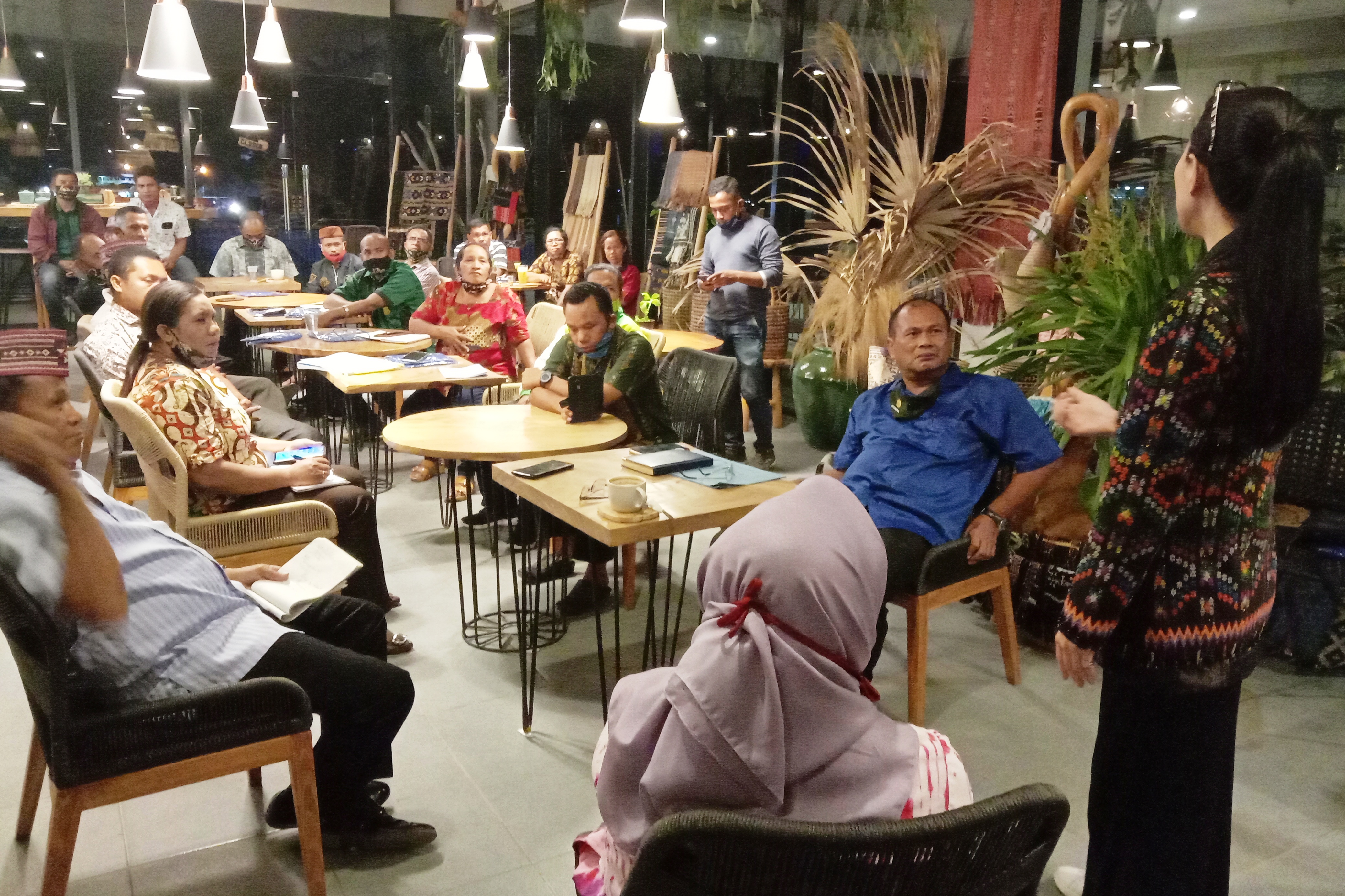 Anggota Komisi IV DPR RI Julie Sutrisno (kanan) bertemu puluhan petugas penyuluh pertanian di Bacarita Coffee, Labuabajo, NTT.