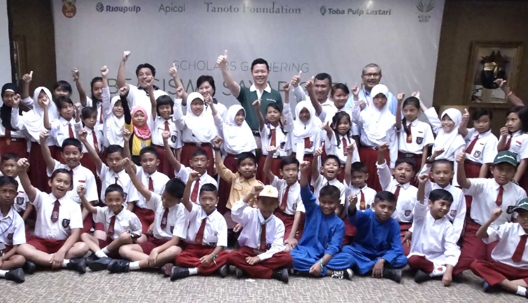 Anggota Dewan Pembina Tanoto Foundation, Anderson Tanoto (tengah) berfoto bersama para penerima beasiswa di Pangkalan Kerinci, Riau