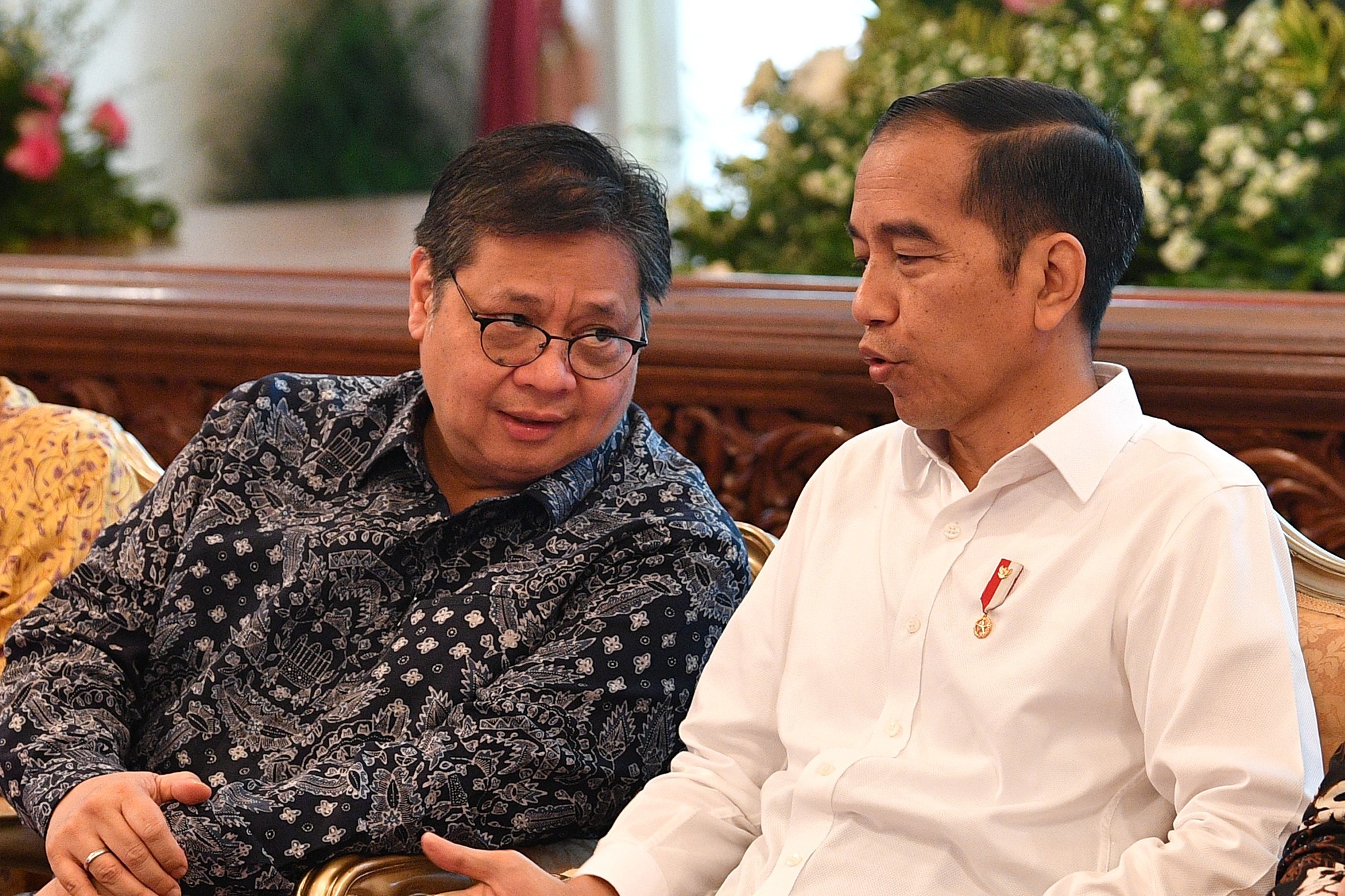 Presiden Joko Widodo (kanan) berbincang dengan Menko Perekonomian Airlangga Hartarto.