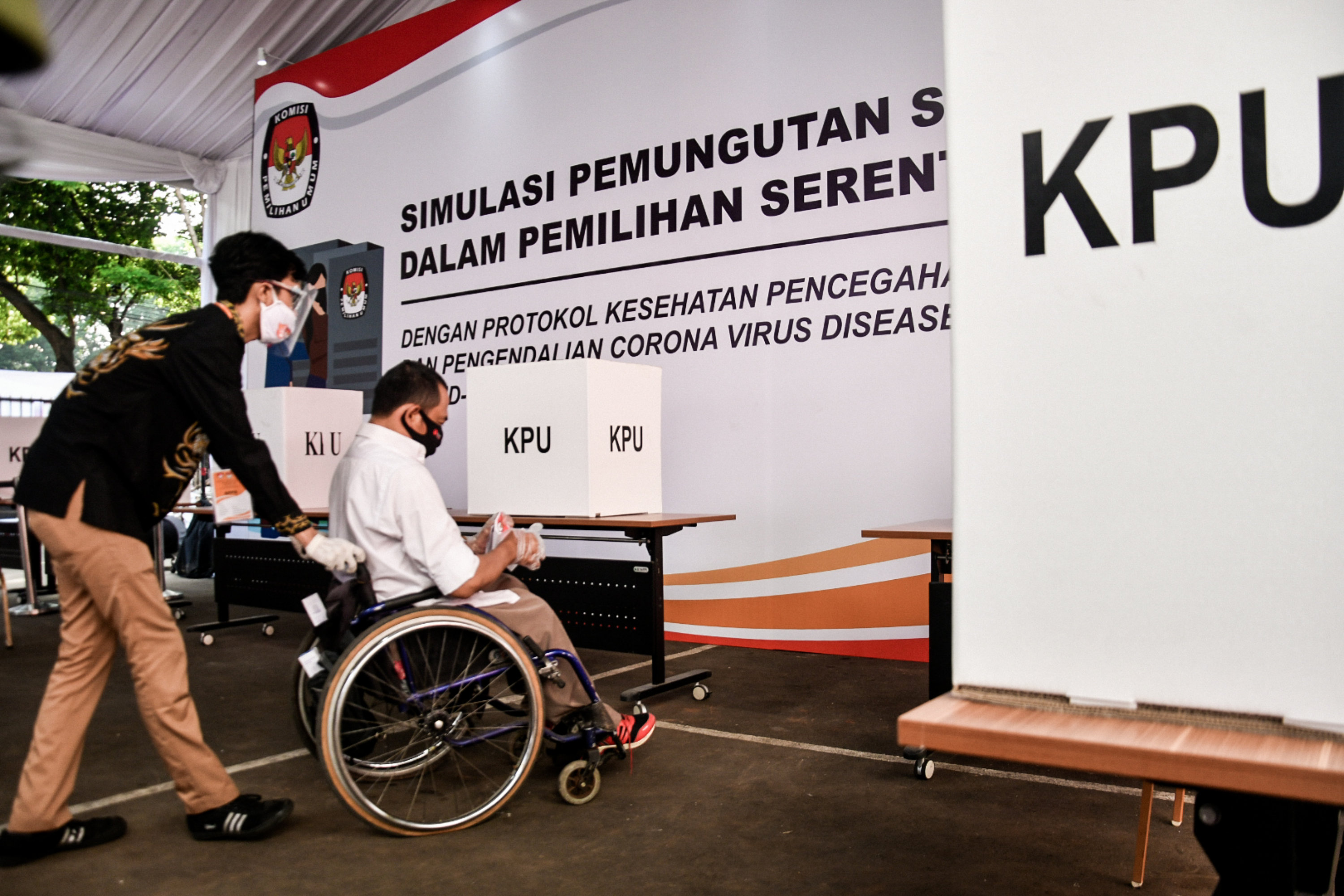 Petugas KPU melakukan simulasi pemungutan suara Pilkada 2020.