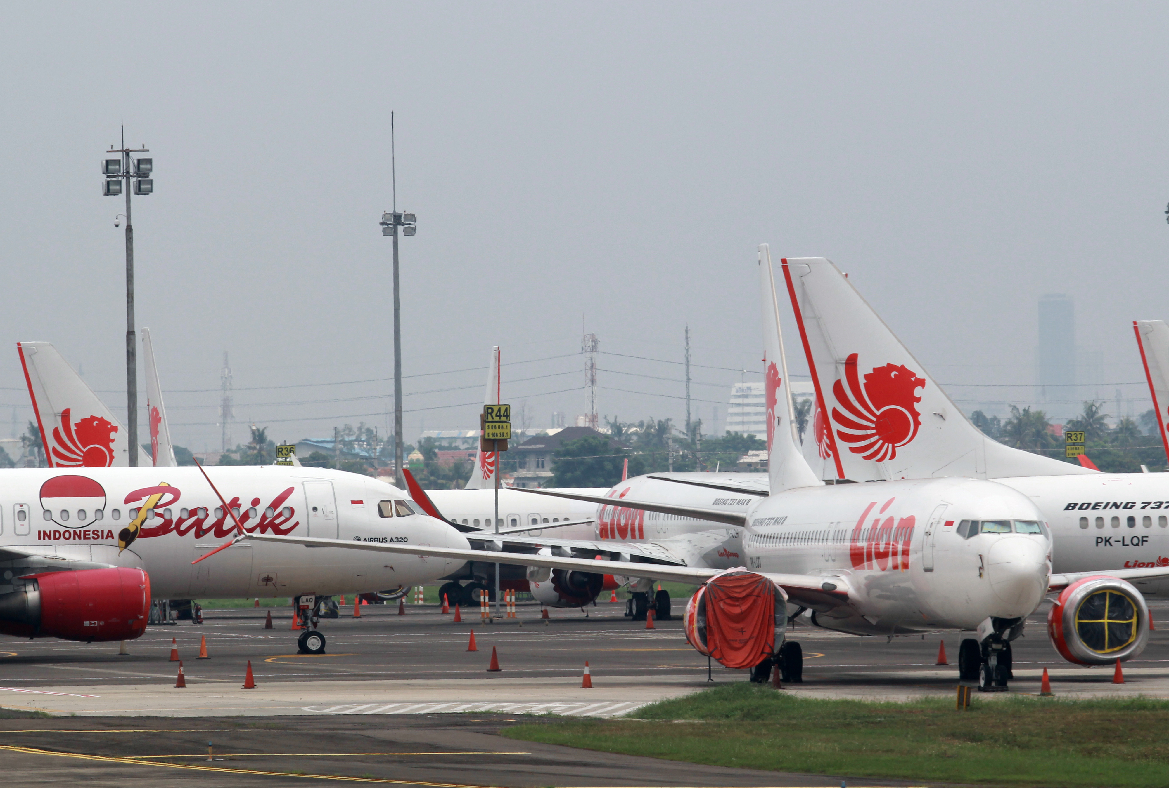 Sejumlah armada pesawat Lion Air Group terparkir di Apron Terminal 1 C Bandara Soekarno Hatta, Tangerang, Banten.
