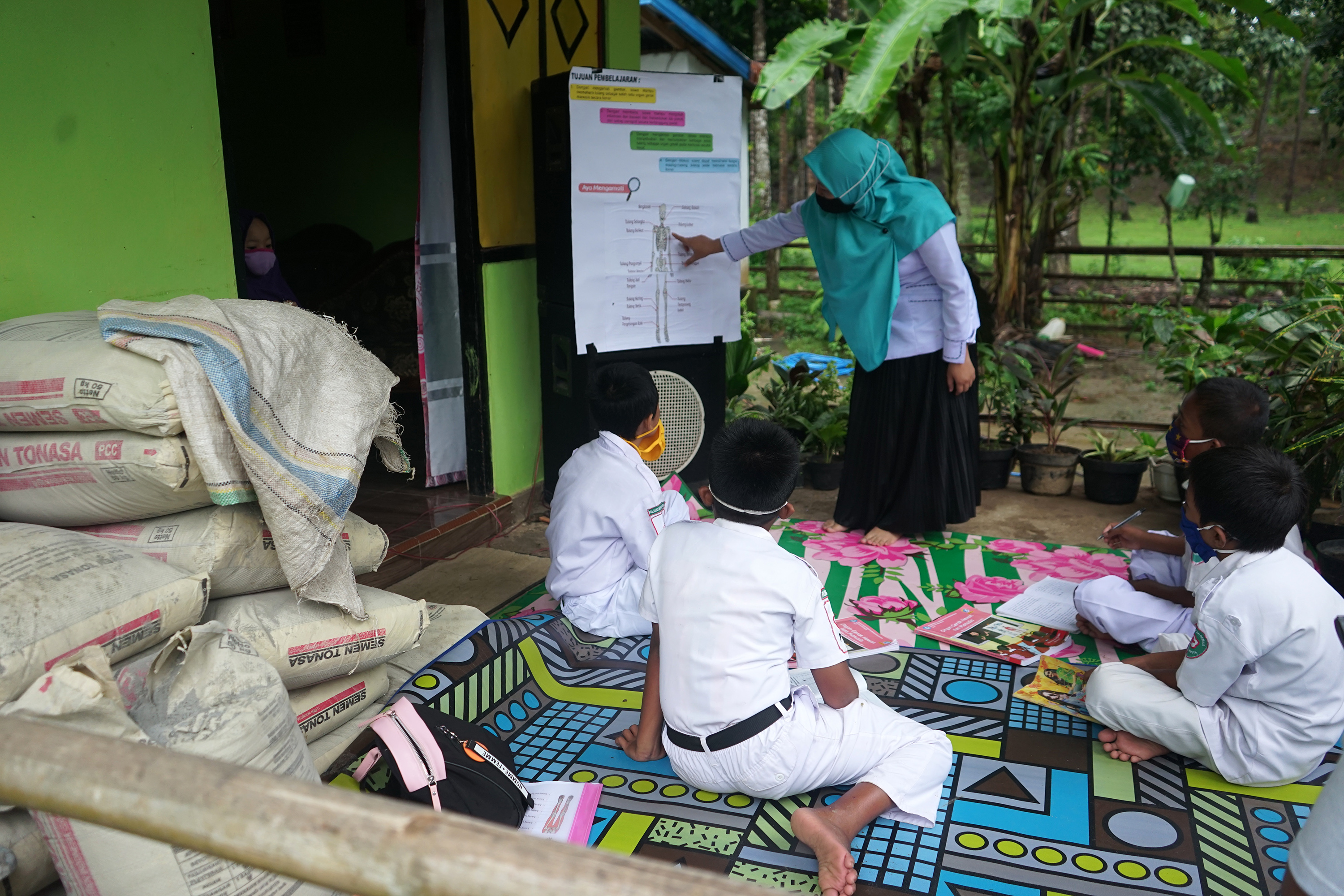 Belajar berkelompok jadi pilihan saat sarana untuk belajar secara daring tidak ada.