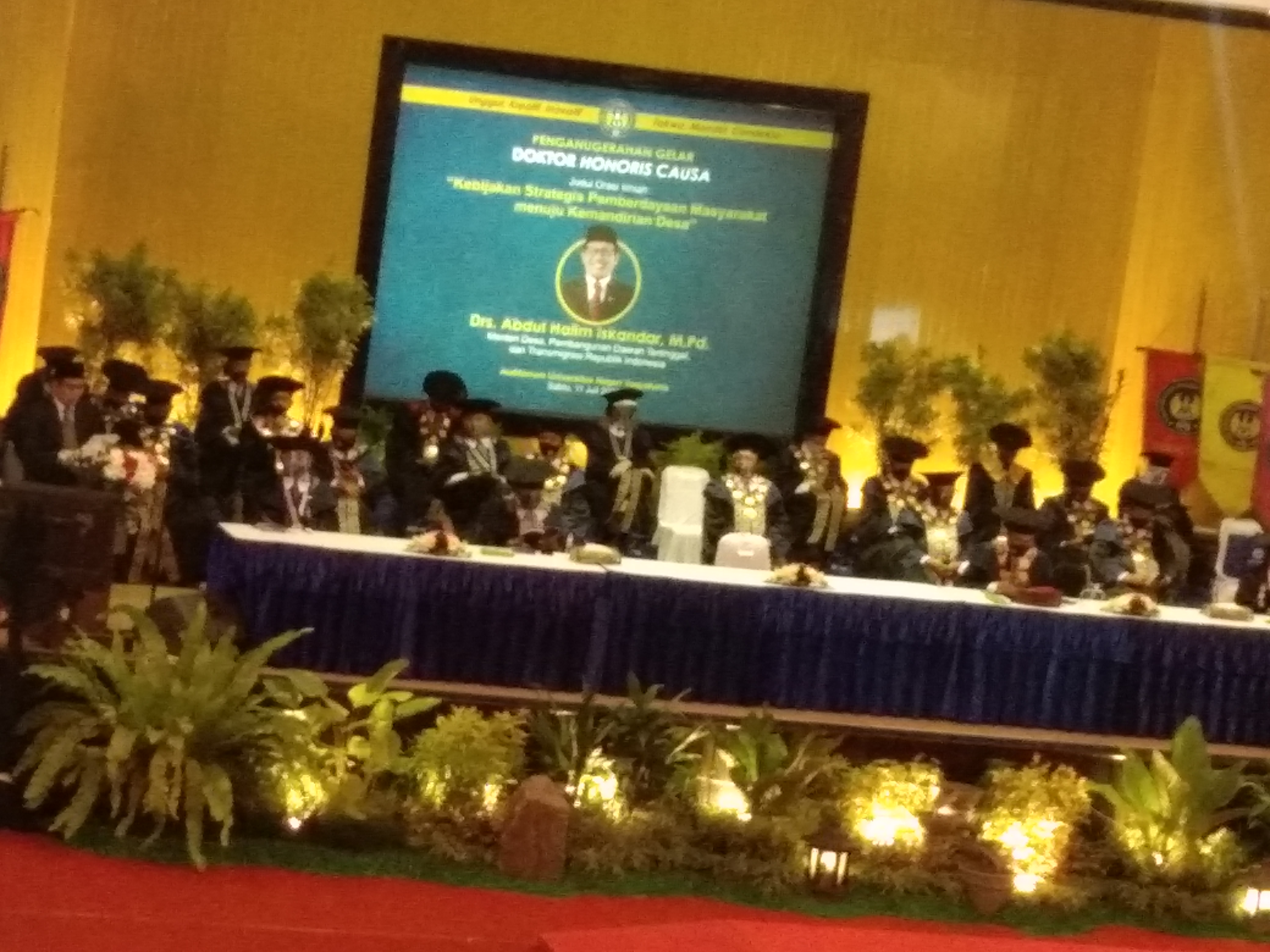 Mendes PDTT Abdul Halim Iskandar menyampaikan pidato saat penganugerahan doktor kehormatan dari UNY.