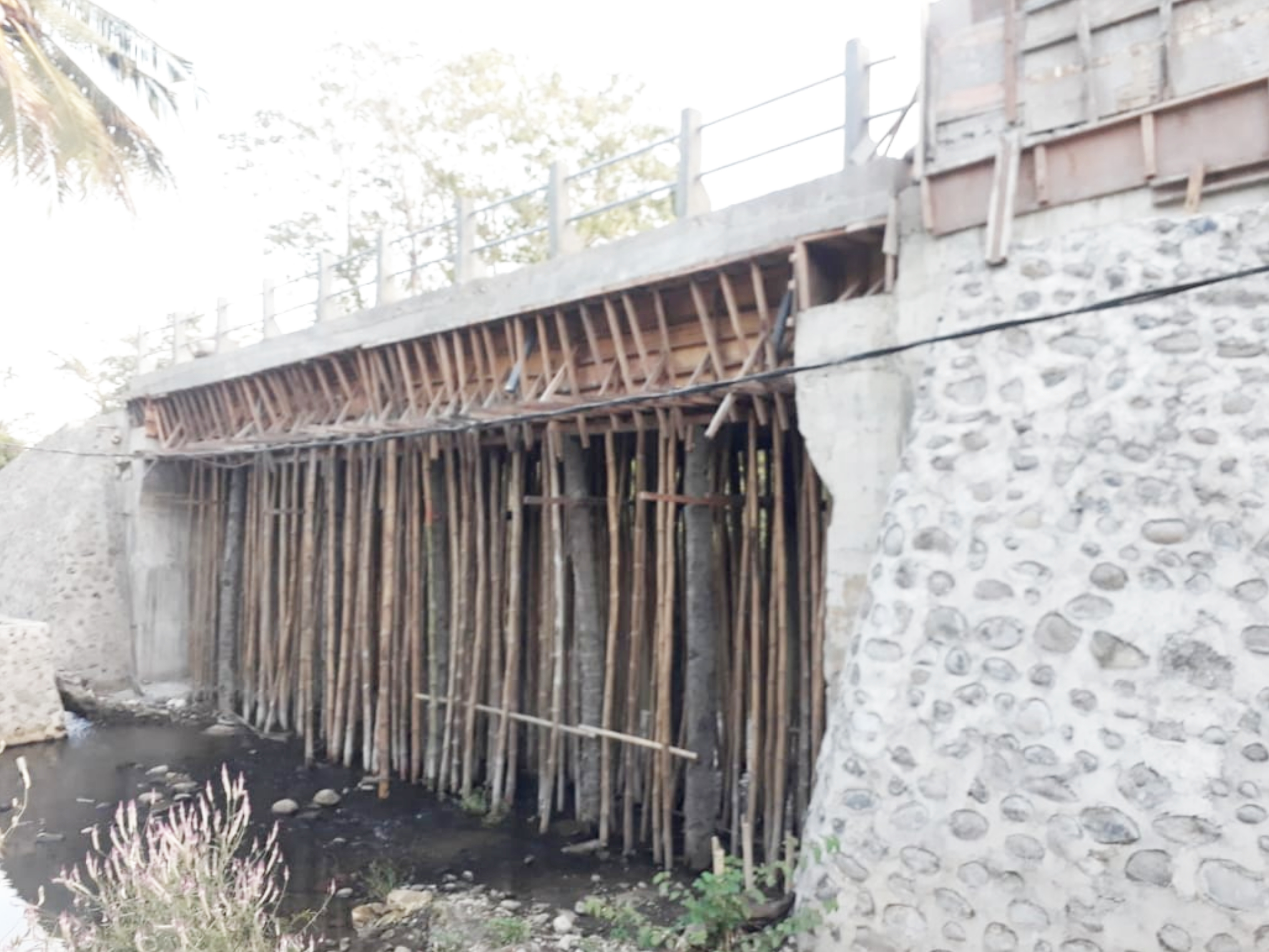 Jembatan Bangkoor yang dibangun sejak Oktober 2019 hingga kini belum selesai.