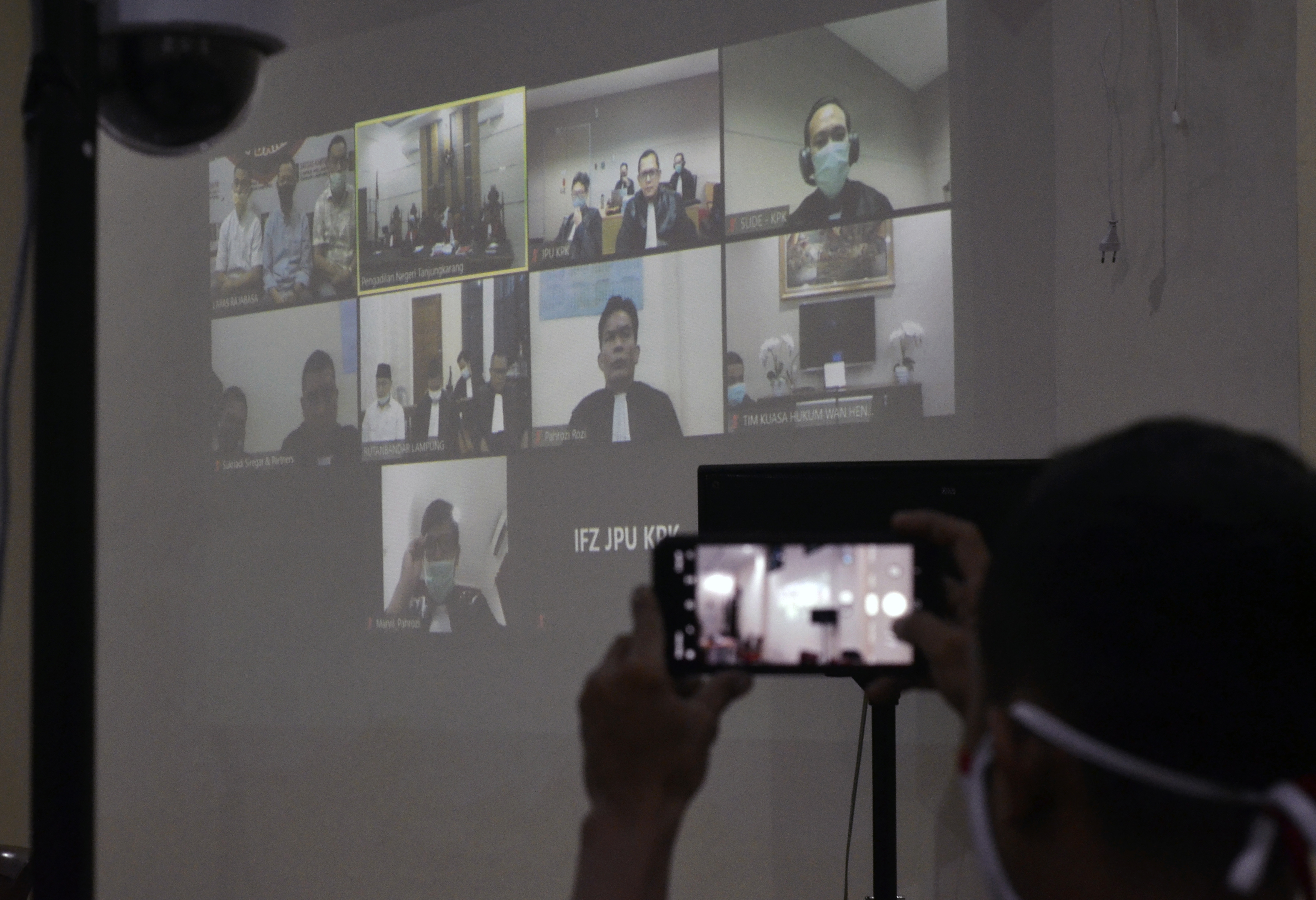 Seorang pewarta meliput sidang kasus korupsi via Daring.