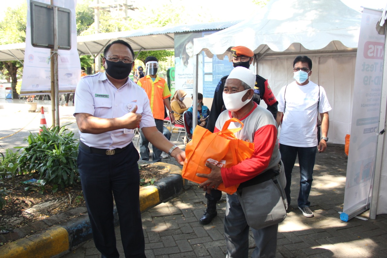 Kegiatan bakti sosial. 