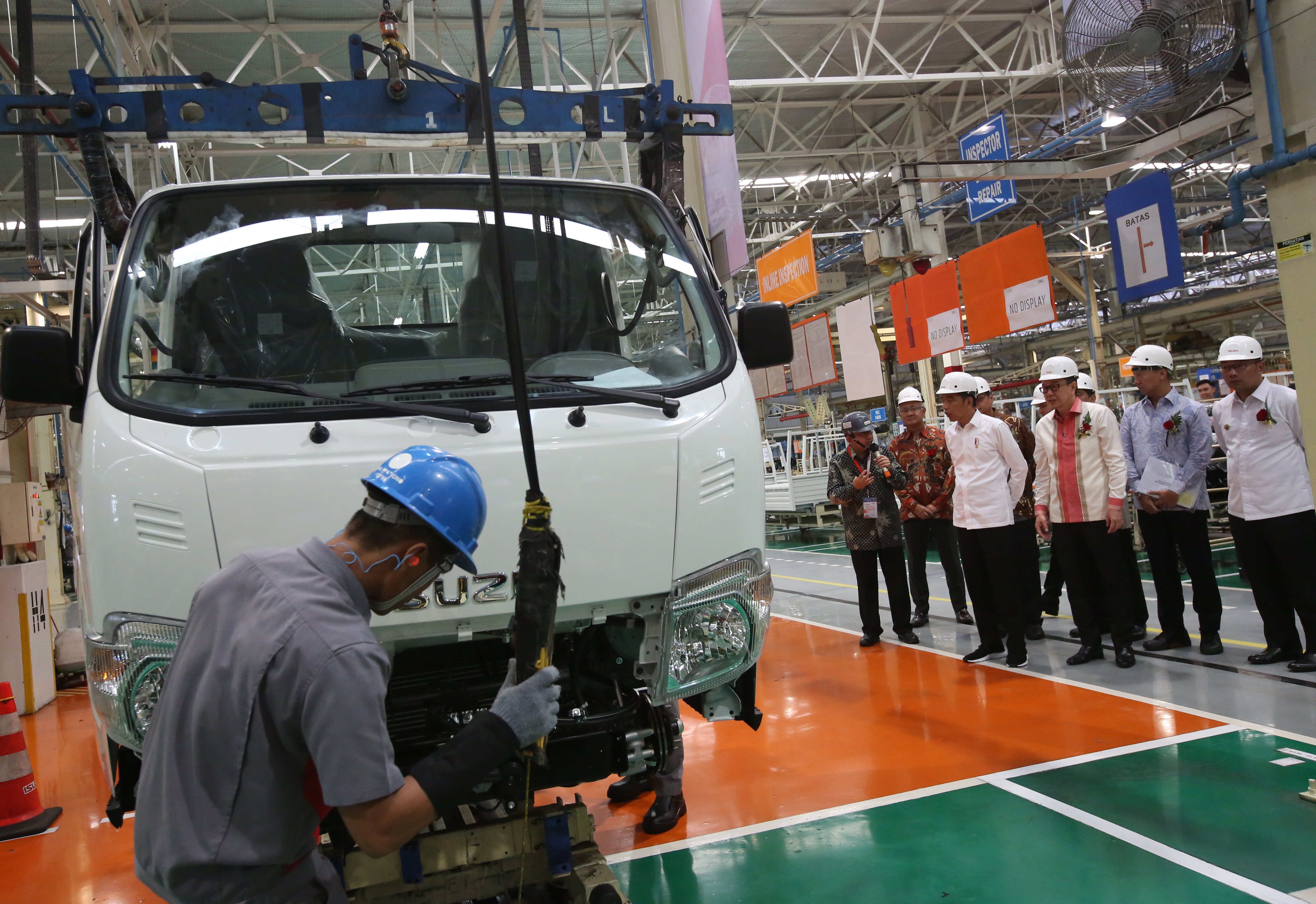 Presiden Jokowi saat meninjau pabrik perakitan mobil milik Izuzu, Karawang, Jawa Barat.