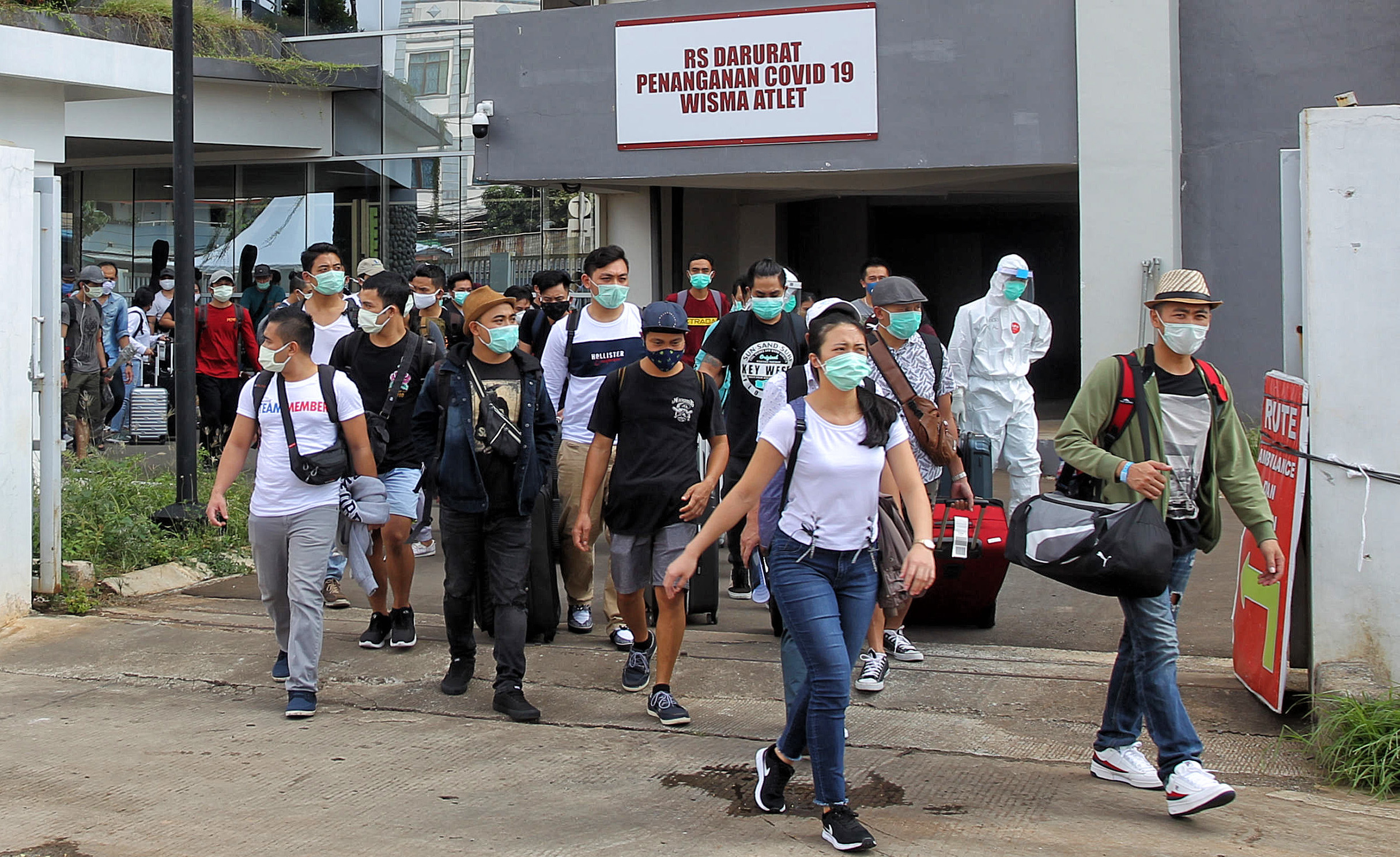 Pasien yang sudah sembuh dari covid-19 diizinkan pulang dari RS Darurat Wisma Atlet Kemayoran Jakarta