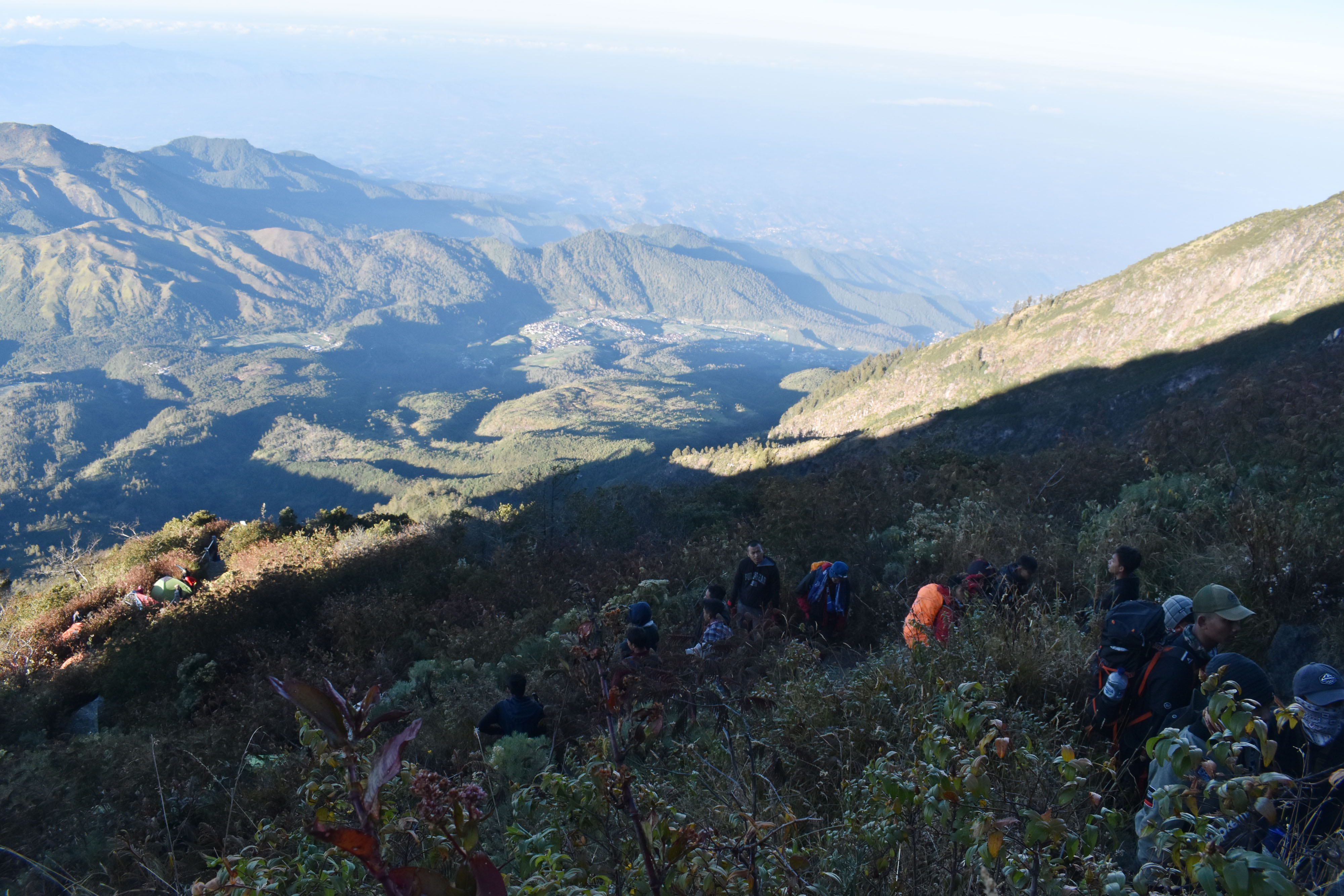 Para pendaki di kawasan puncak Gunung Lawu, Jawa Tengah