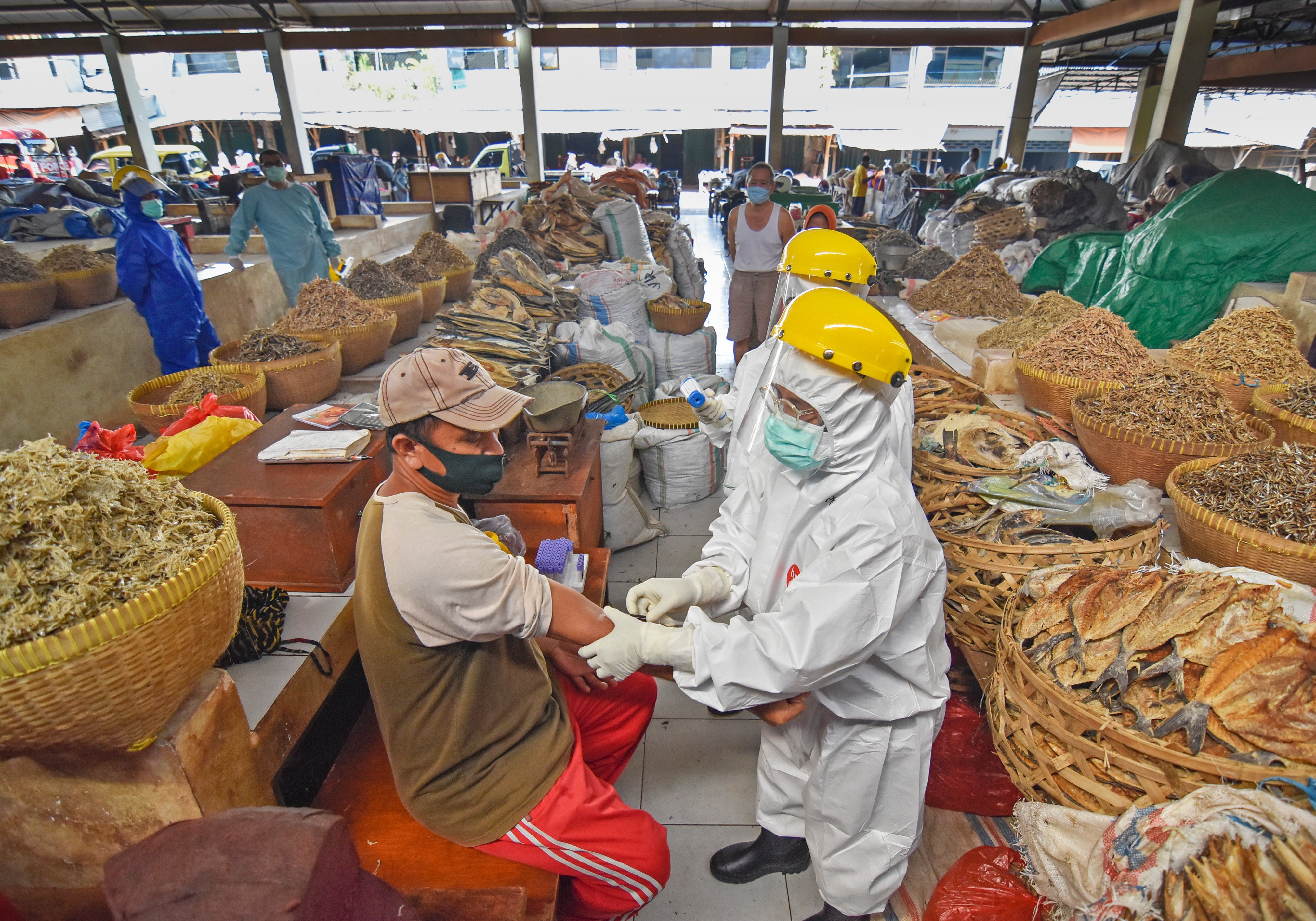 Petugas kesehatan mengambil sampel darah seorang pedagang saat menggelar rapid test COVID-19 di Pasar Tradisional Mandalika, Mataram