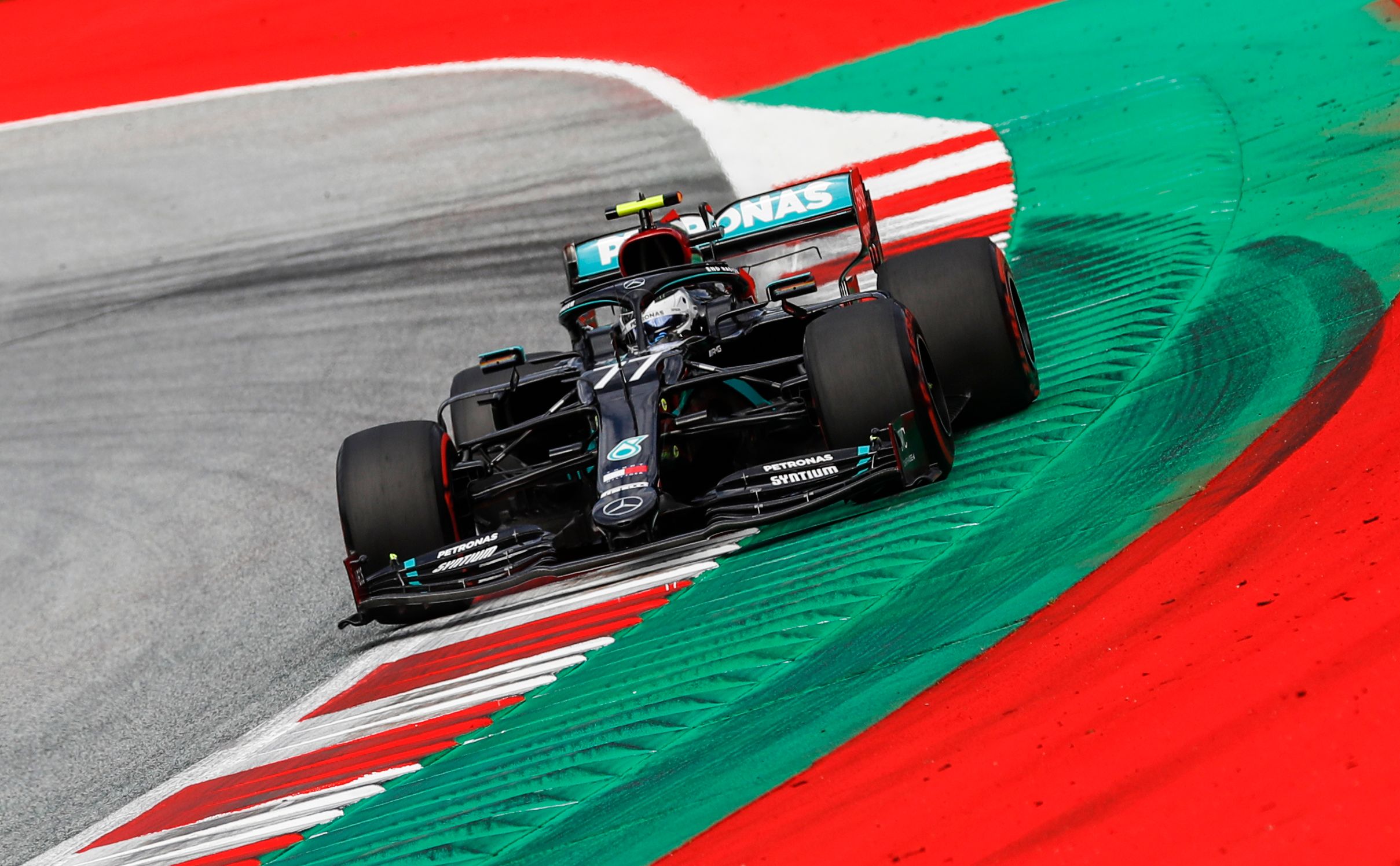 Mobil Mercedes yang dikendarai pembalap Valtteri Bottas dalam sesi latihan GP Austria.