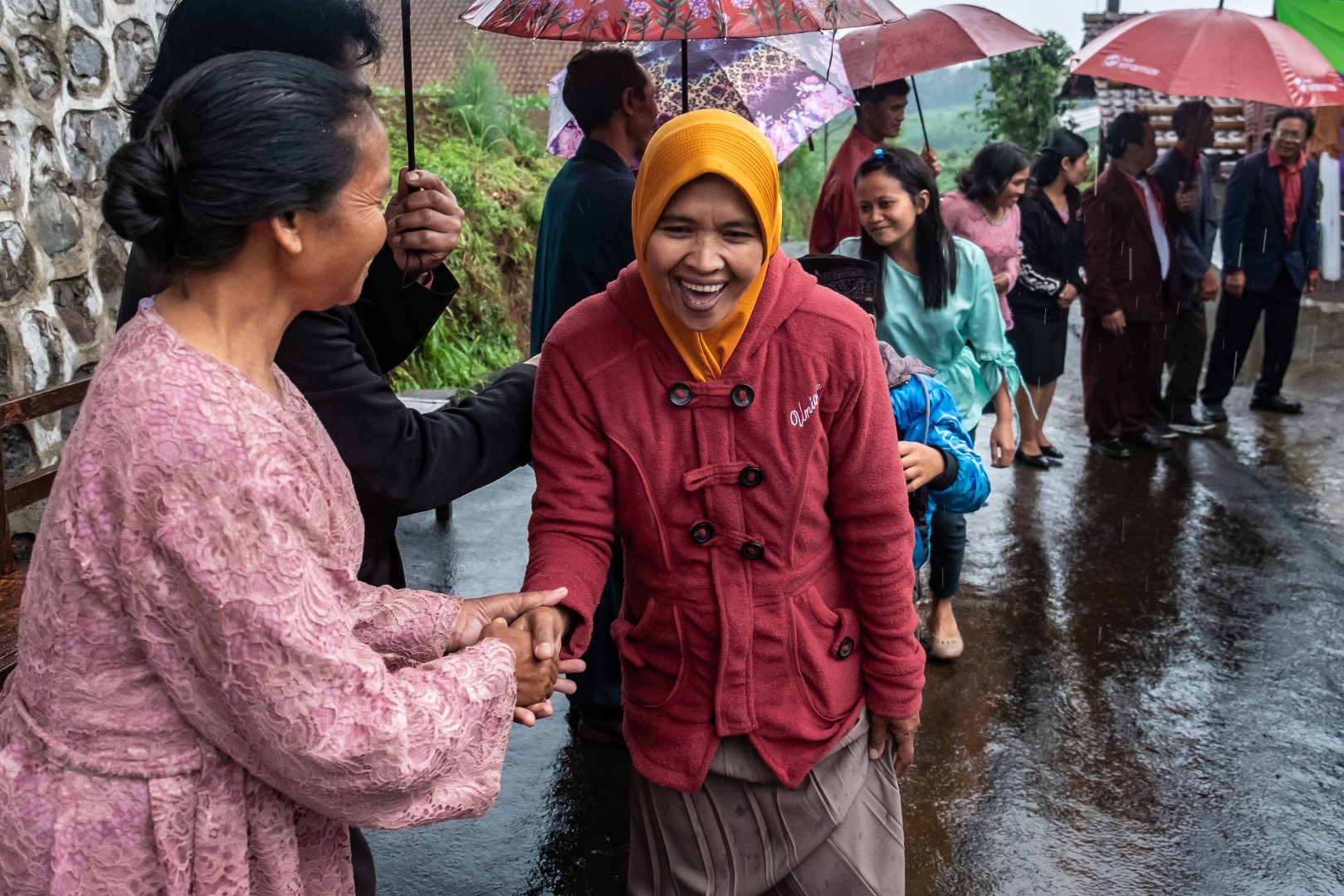Warga lintas agama bersilaturahmi dengan umat Kristiani dalam perayaan Hari Natal di Dusun Thekelan, Jateng