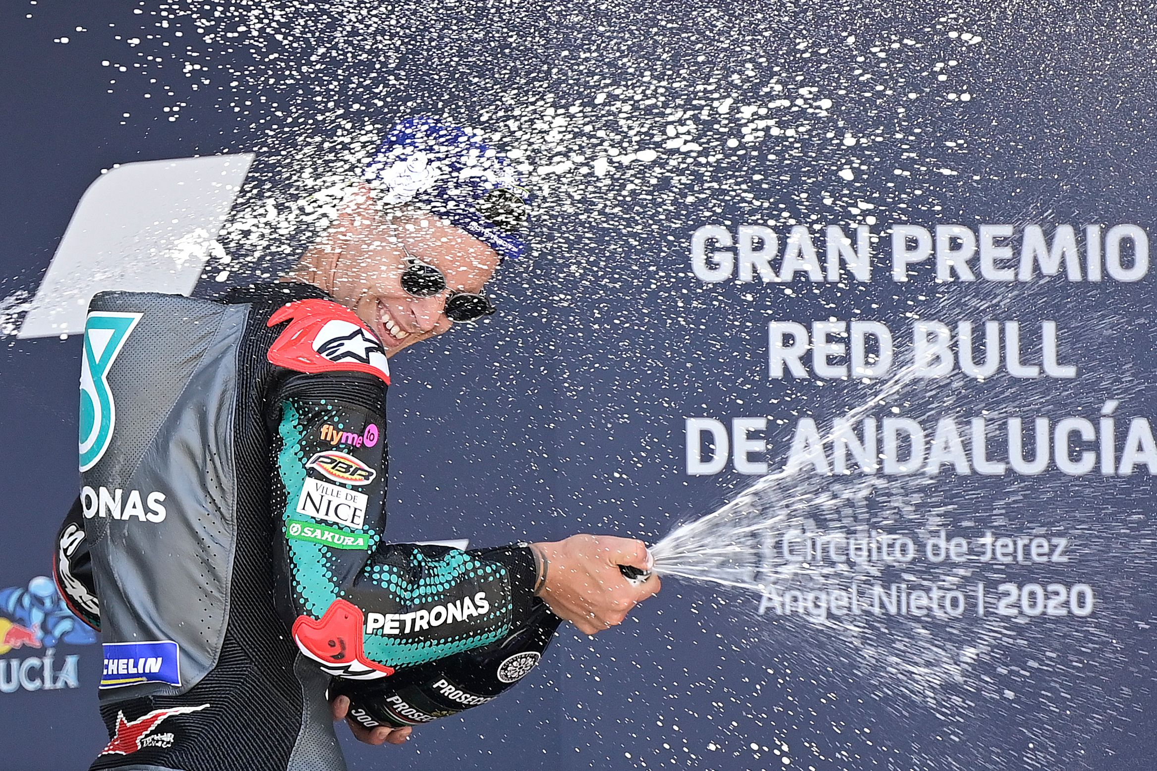 Fabio Quartararo merayakan kemenangannya di GP Andalusia.