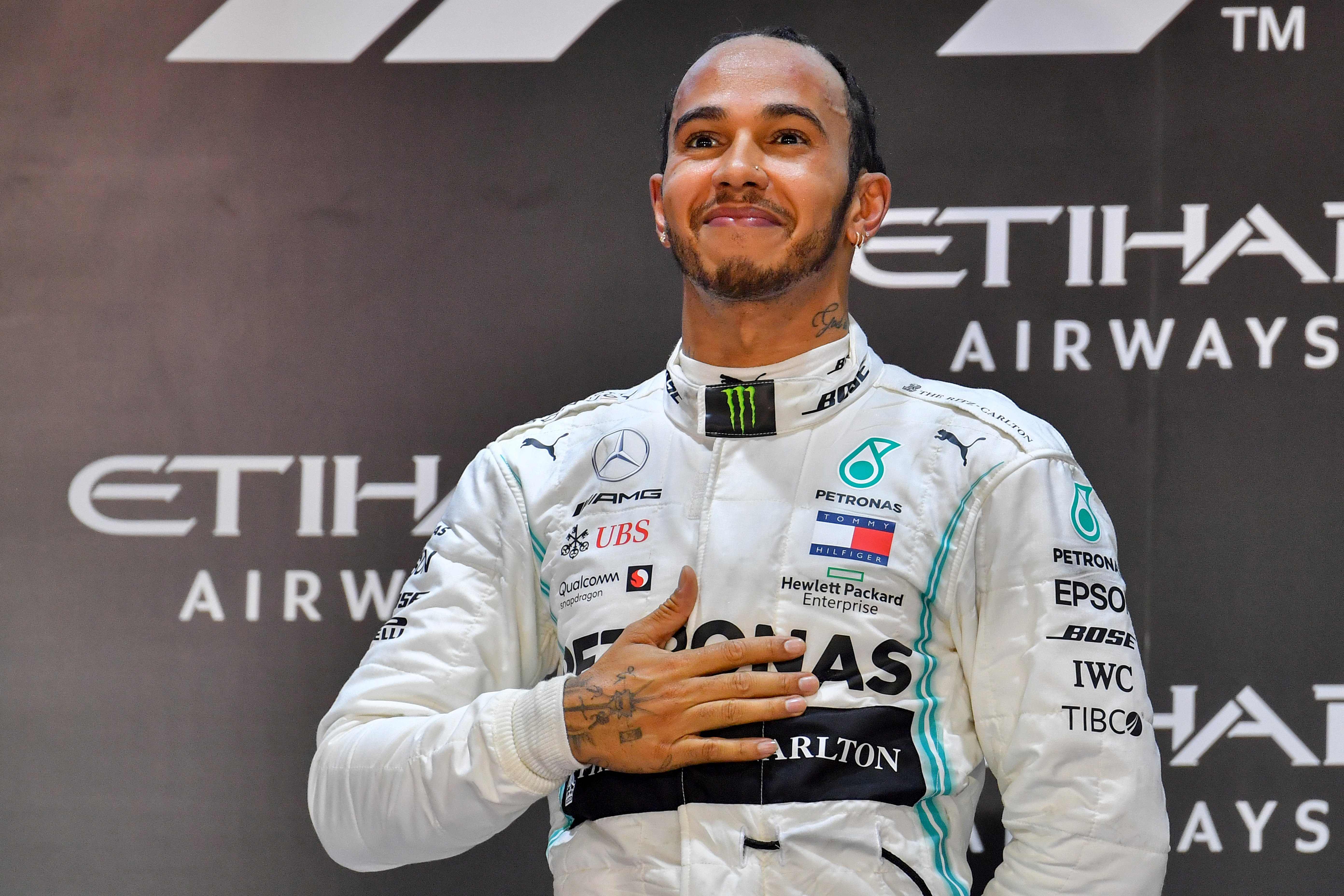 Pembalap Formula 1 Lewis Hamilton saat merayakan kemenangan.
