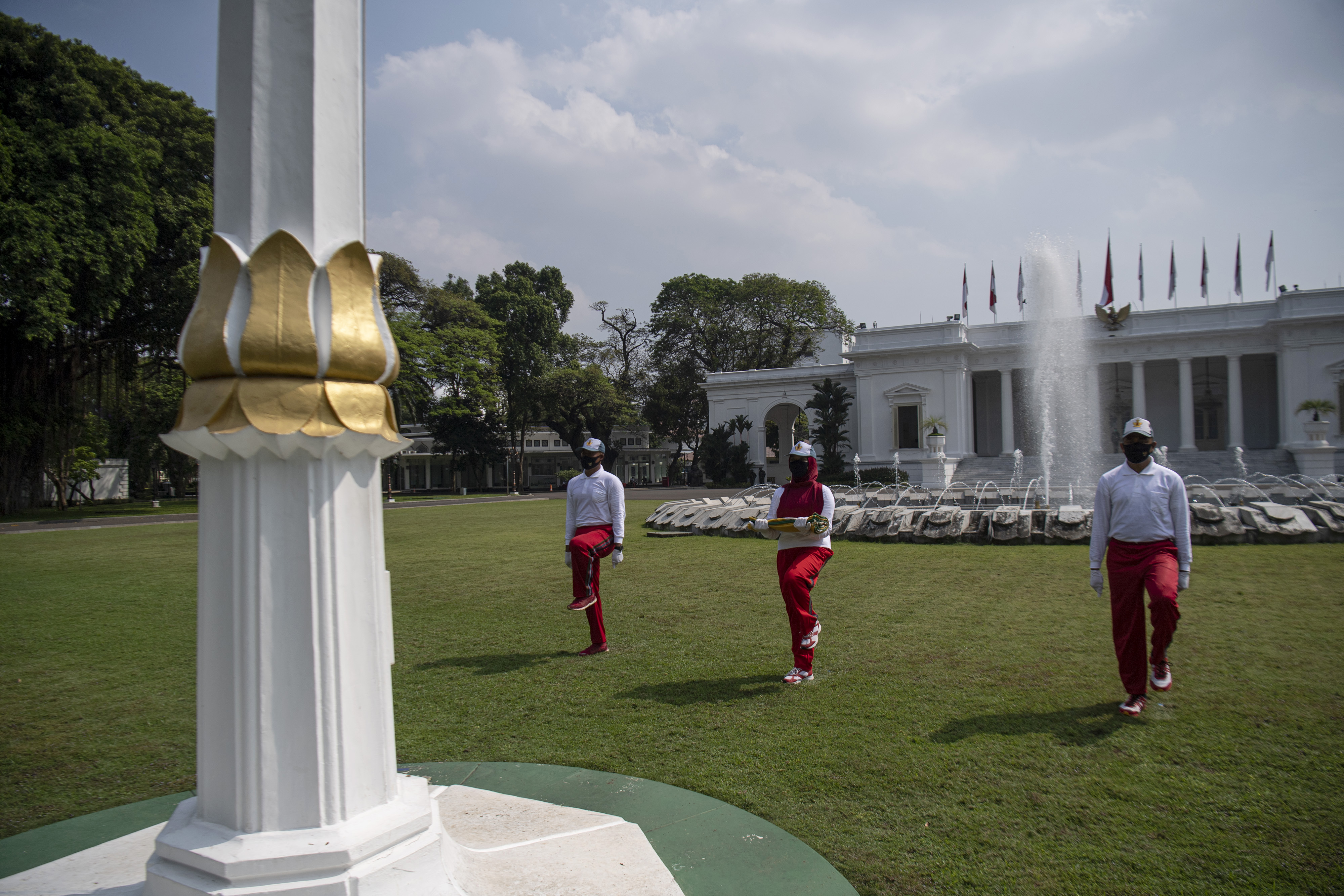 Petugas memperagakan simulasi pengibaran bendera untuk Peringatan HUT ke-75 Kemerdekaan RI di Istana Merdeka, Jakarta, Minggu (12/7/2020).