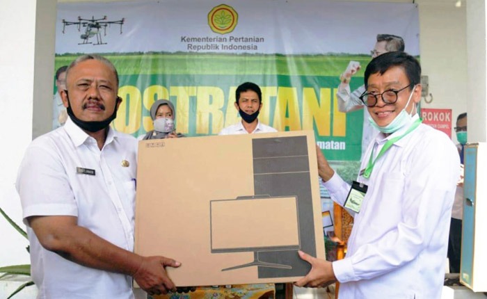 Kepala BPPSDMP Kementan, Dedi Nursyamsi (kanan) menyerahkan monitor LCD kepada BPP model KostraTani di Kabupaten Karawang