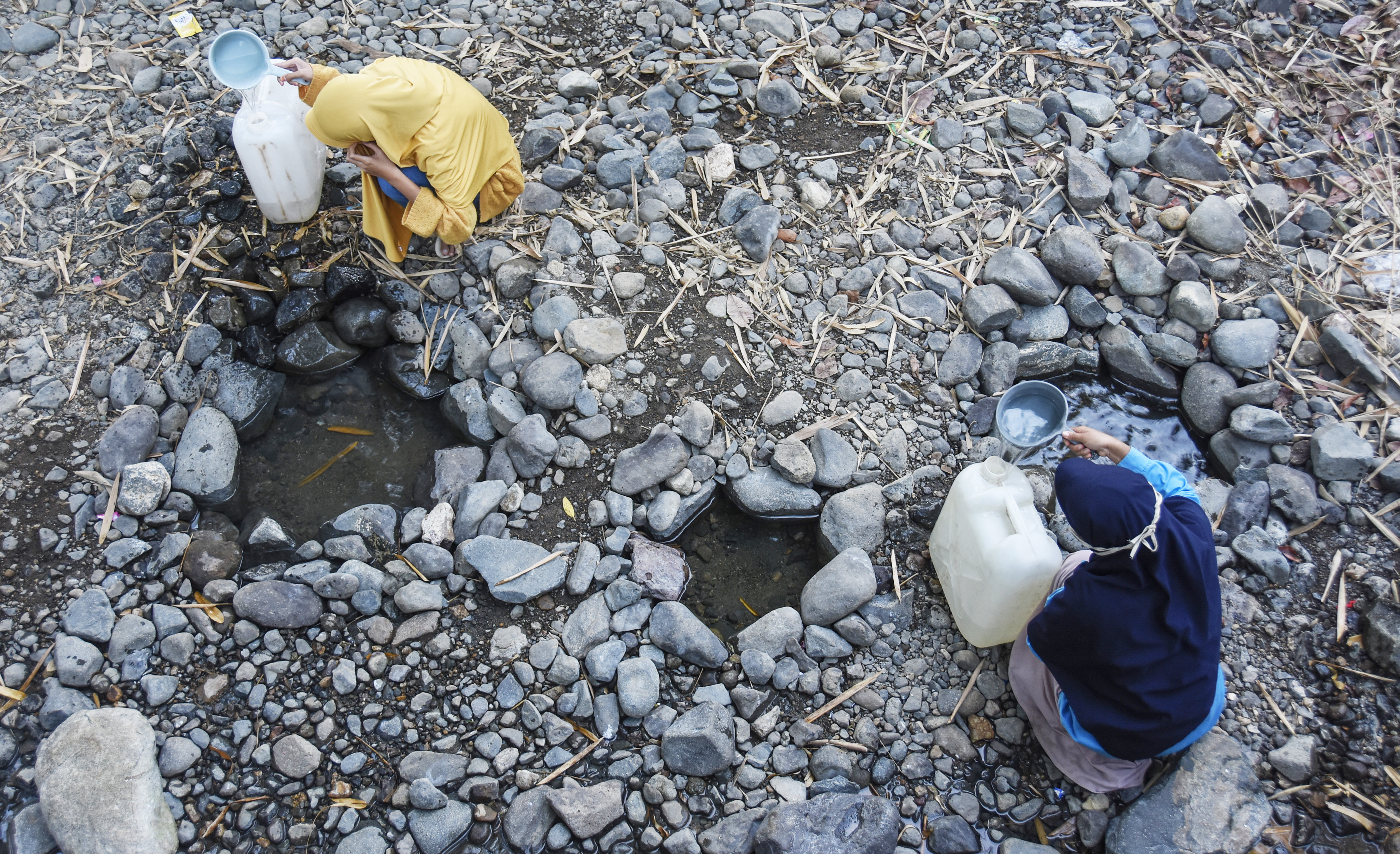 Sejumlah perempuan mengambil air di sungai yang airnya mulai menyusut di Desa Kelawis, Kecamatan Orong Telu, Kabupaten Sumbawa, NTB.