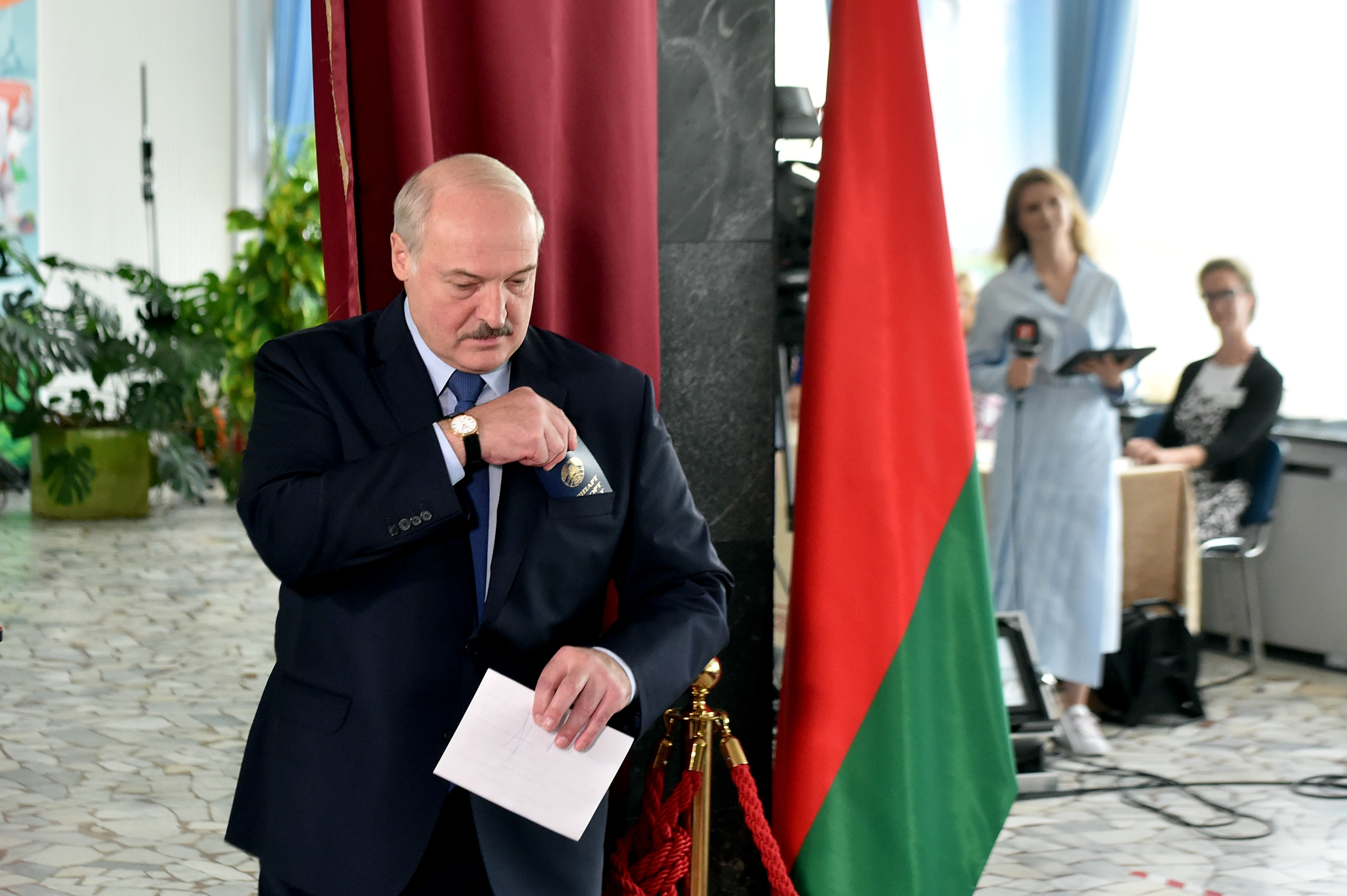 Presiden Belarus Alexander Lukashenko menggunakan hak suaranya dalam pemilu presiden di Minsk.