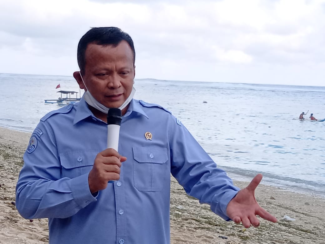 Menteri Kelautan dan Perikanan Edhy Prabowo saat berdialog dengan kelompok budidaya karang hias di Pantai Pandawa, Bali, Rabu (12/8/2020).