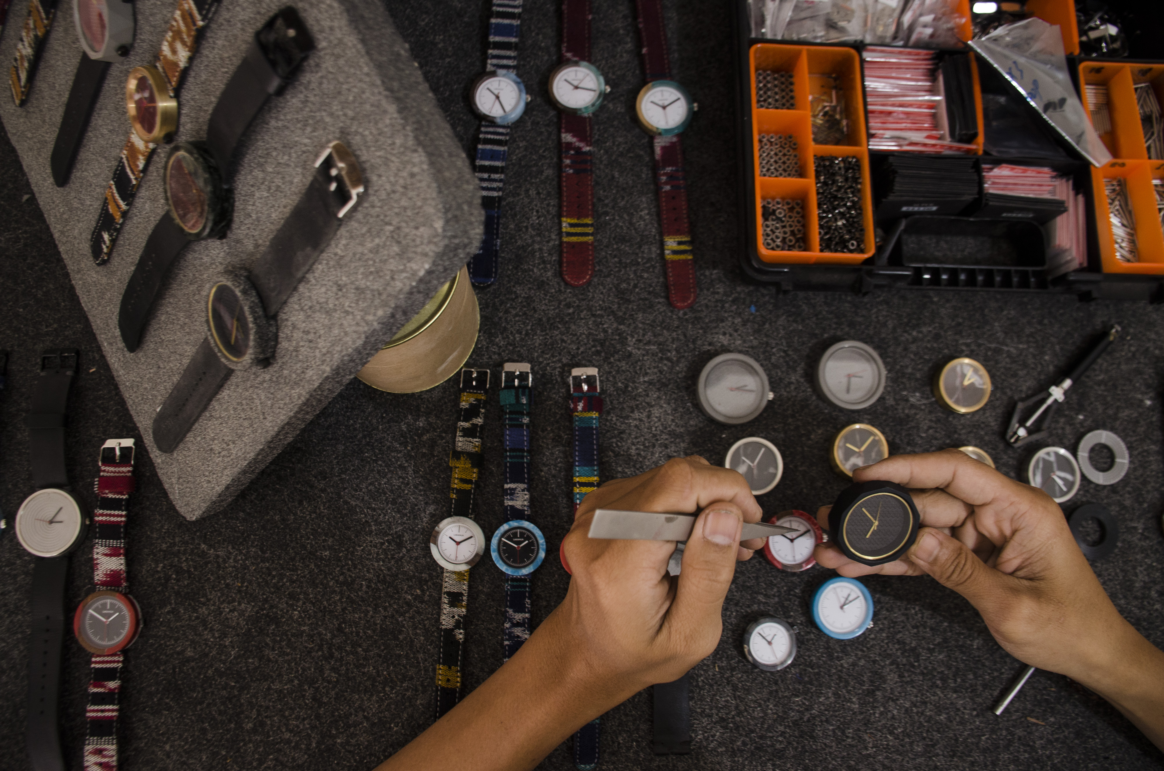 Produsen menyelesaikan pembuatan jam tangan dari semen di Workshop Lakanua, Bandung, Jawa Barat, Rabu (5/8/2020).