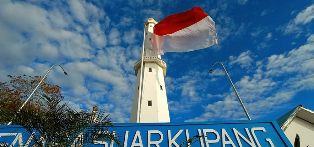  Distrik Navigasi Kelas II B Kota Kupang,  Nusa Tenggara Timur (NTT) mengibarkan bendera Merah Putih raksasa, Jumat (7/8).